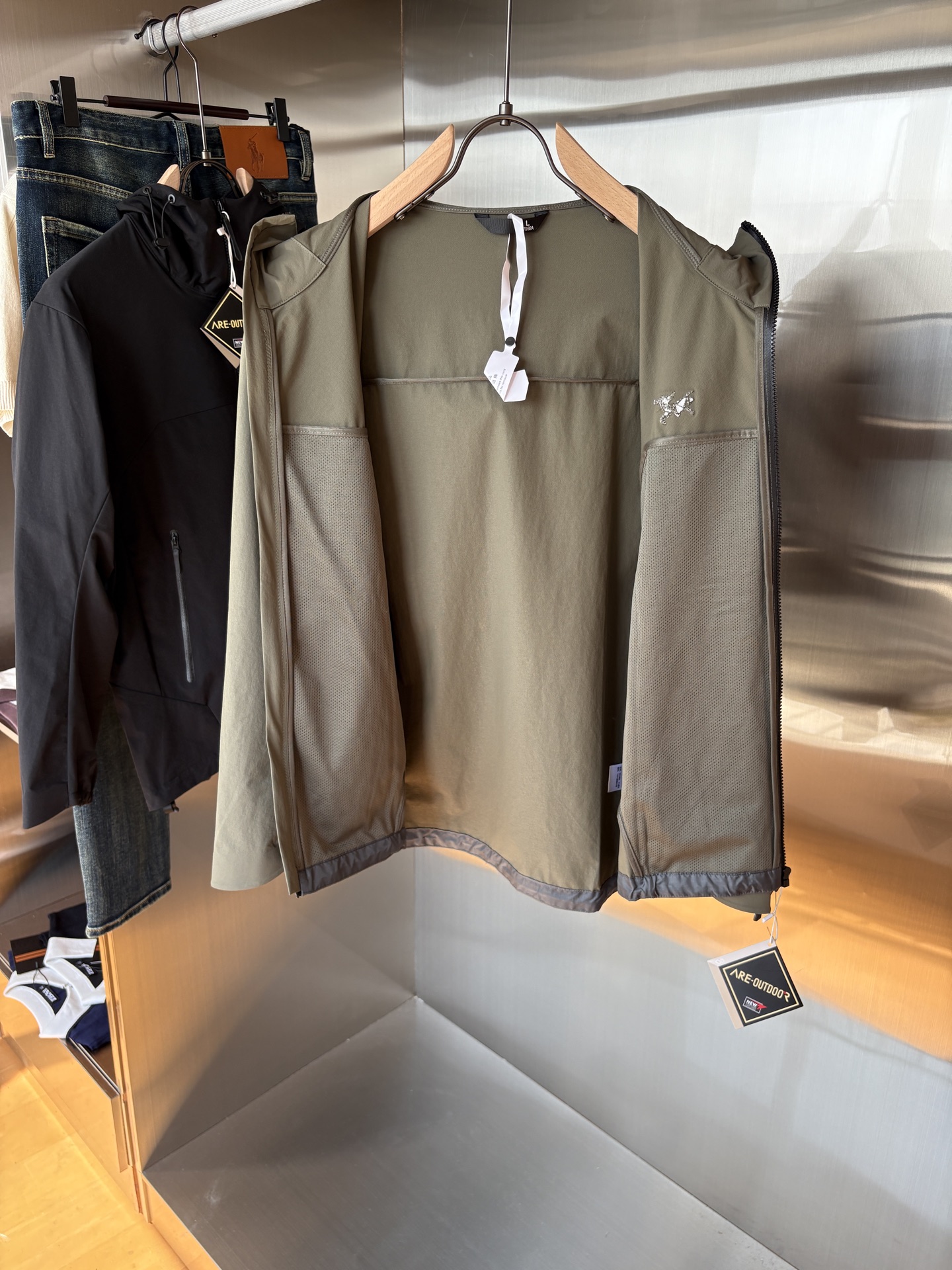 爆款 顶配 Beta SL冲锋衣是一款专为户外探险设计的高性能外套。
采用GORE-TEX 面料。
具备