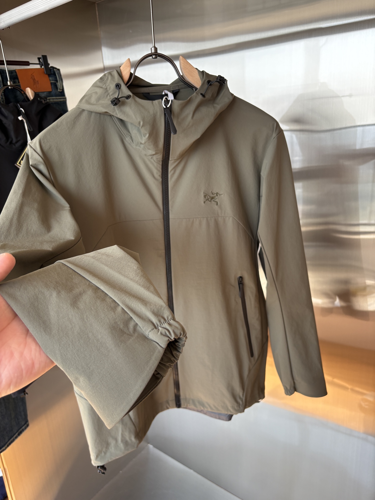 爆款 顶配 Beta SL冲锋衣是一款专为户外探险设计的高性能外套。
采用GORE-TEX 面料。
具备