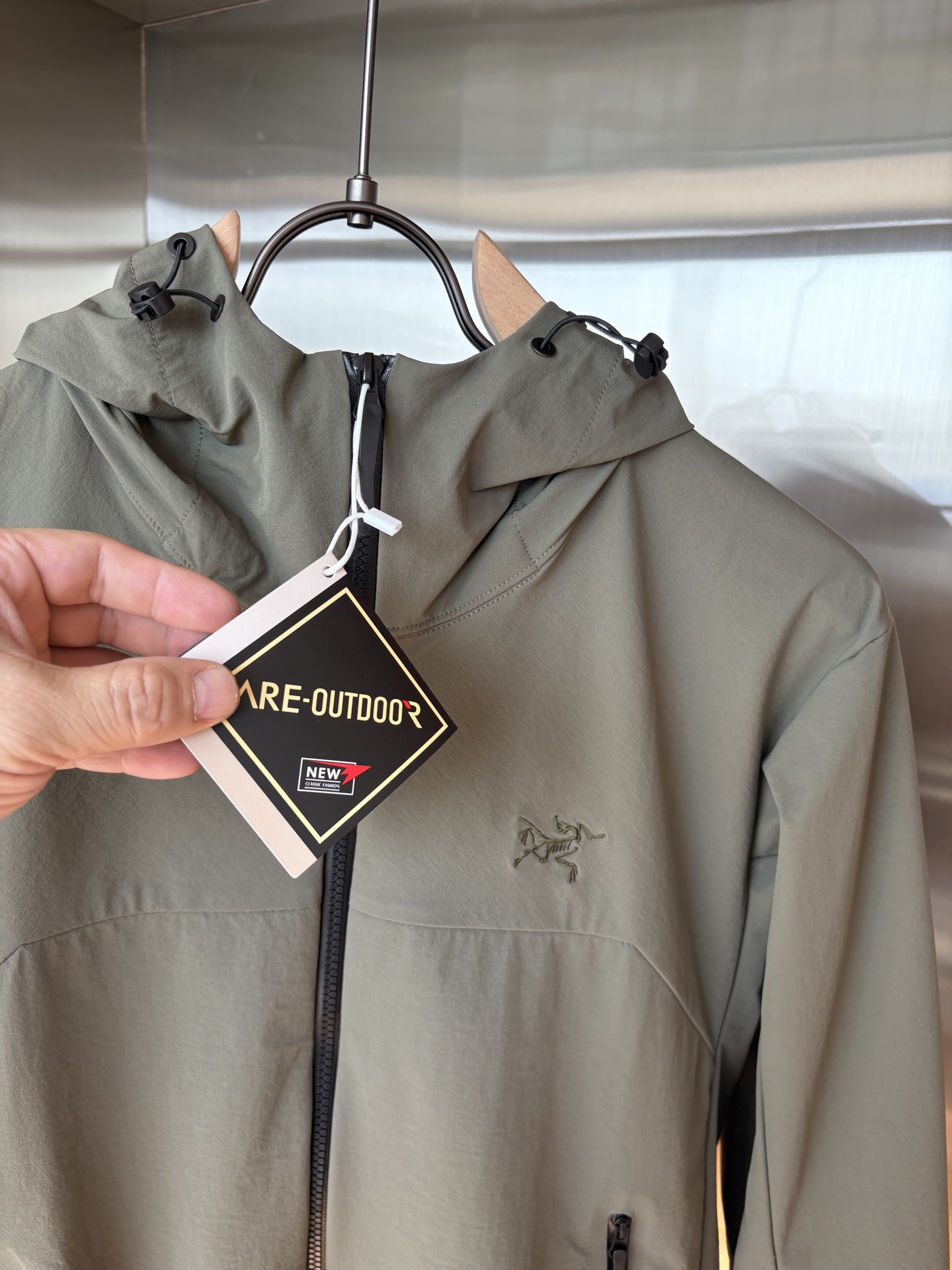 爆款 顶配 Beta SL冲锋衣是一款专为户外探险设计的高性能外套。
采用GORE-TEX 面料。
具备