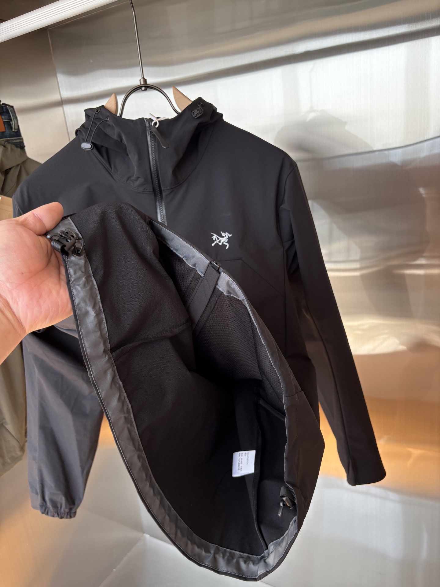 爆款 顶配 Beta SL冲锋衣是一款专为户外探险设计的高性能外套。
采用GORE-TEX 面料。
具备