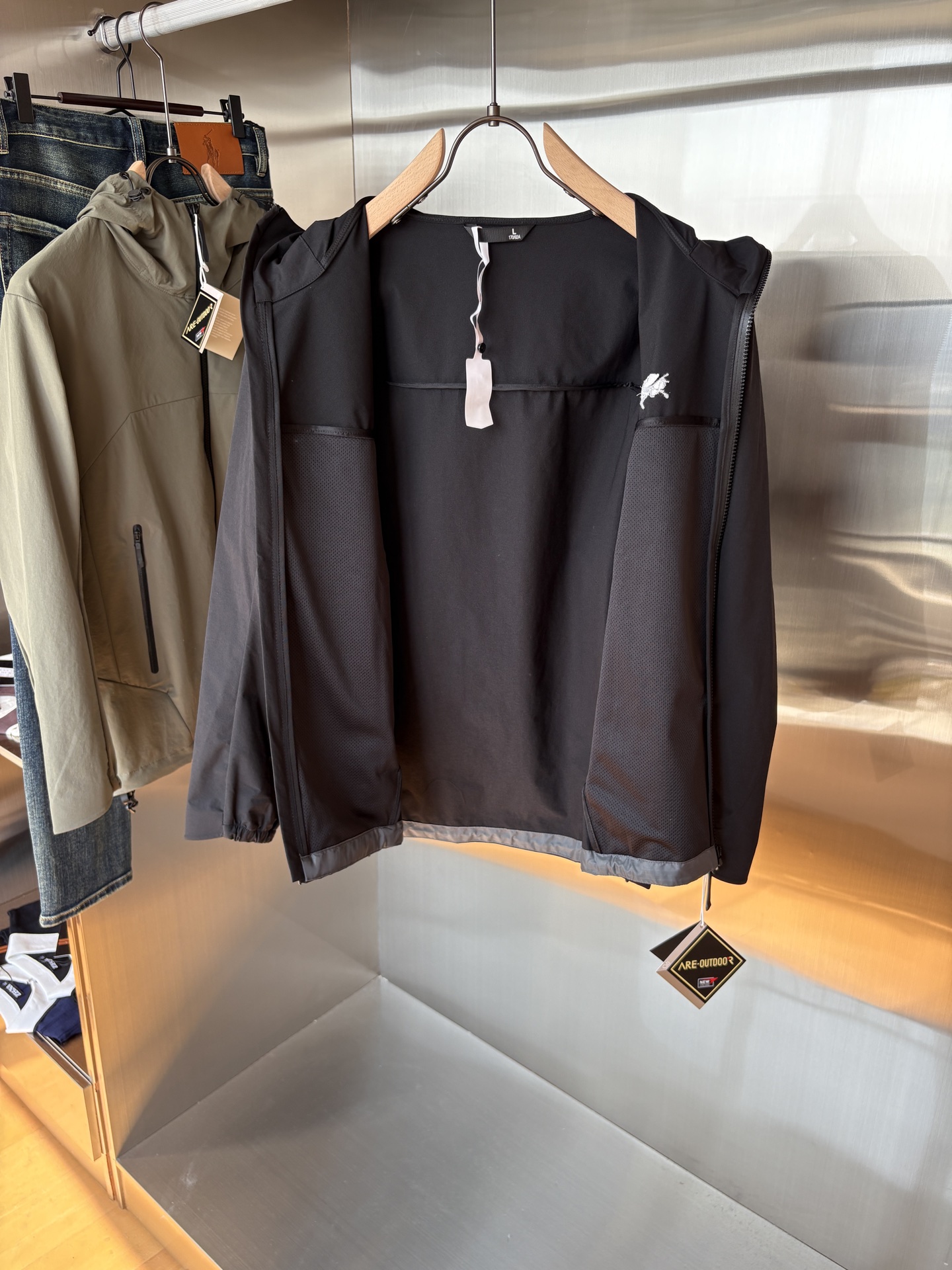 爆款 顶配 Beta SL冲锋衣是一款专为户外探险设计的高性能外套。
采用GORE-TEX 面料。
具备