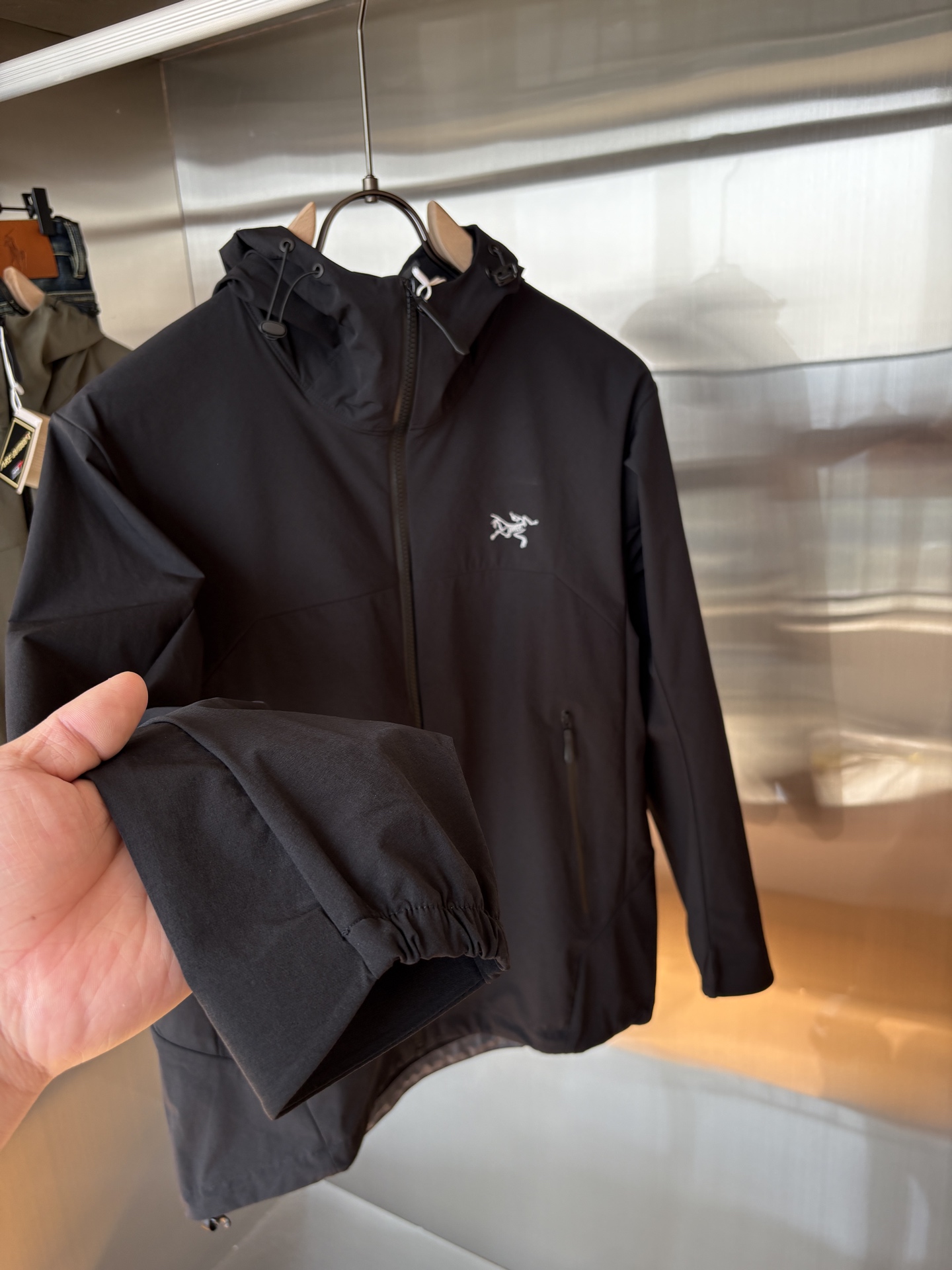 爆款 顶配 Beta SL冲锋衣是一款专为户外探险设计的高性能外套。
采用GORE-TEX 面料。
具备