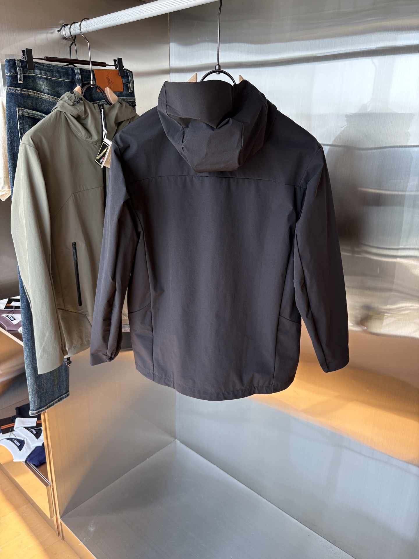 爆款 顶配 Beta SL冲锋衣是一款专为户外探险设计的高性能外套。
采用GORE-TEX 面料。
具备