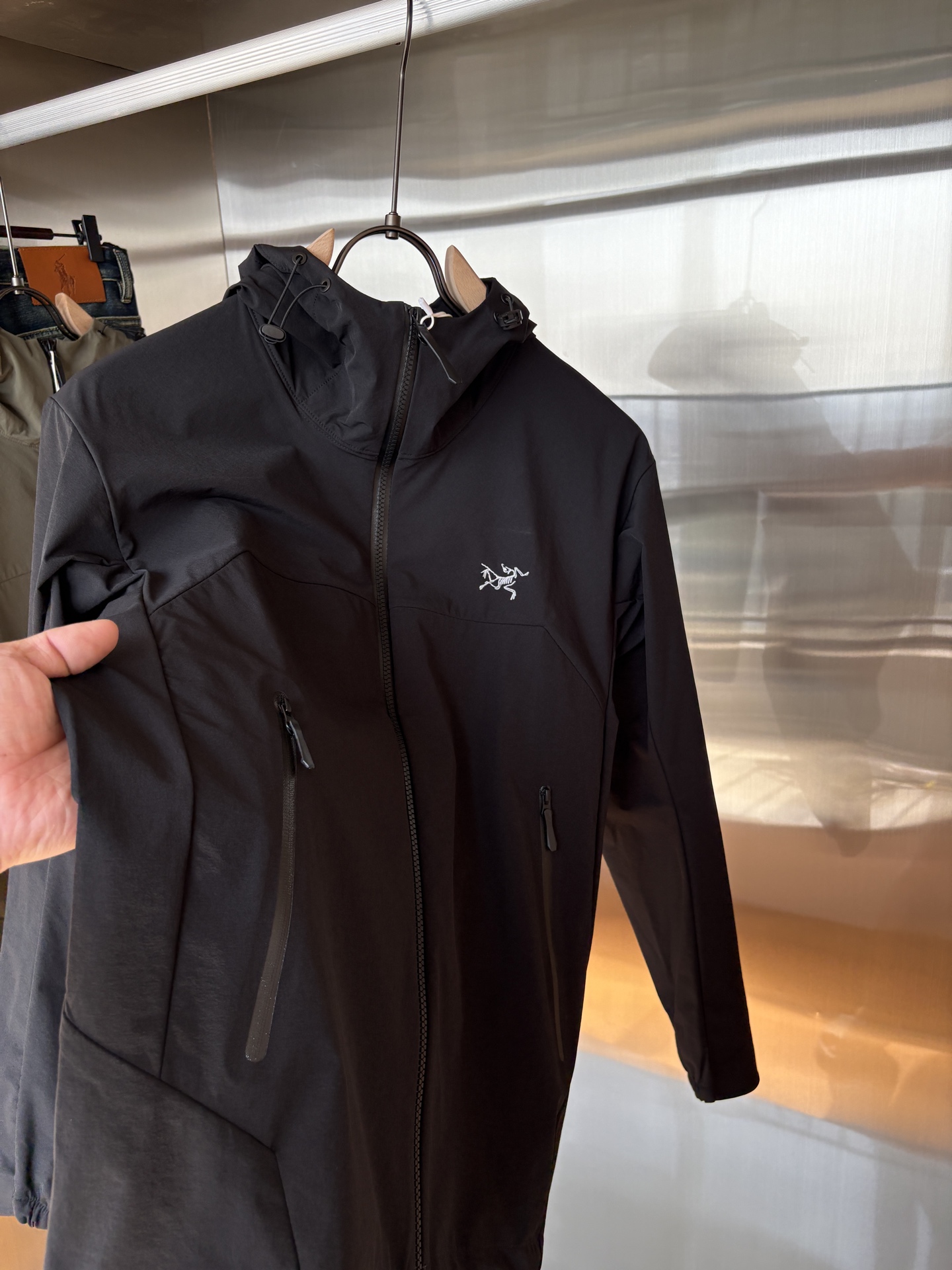 爆款 顶配 Beta SL冲锋衣是一款专为户外探险设计的高性能外套。
采用GORE-TEX 面料。
具备