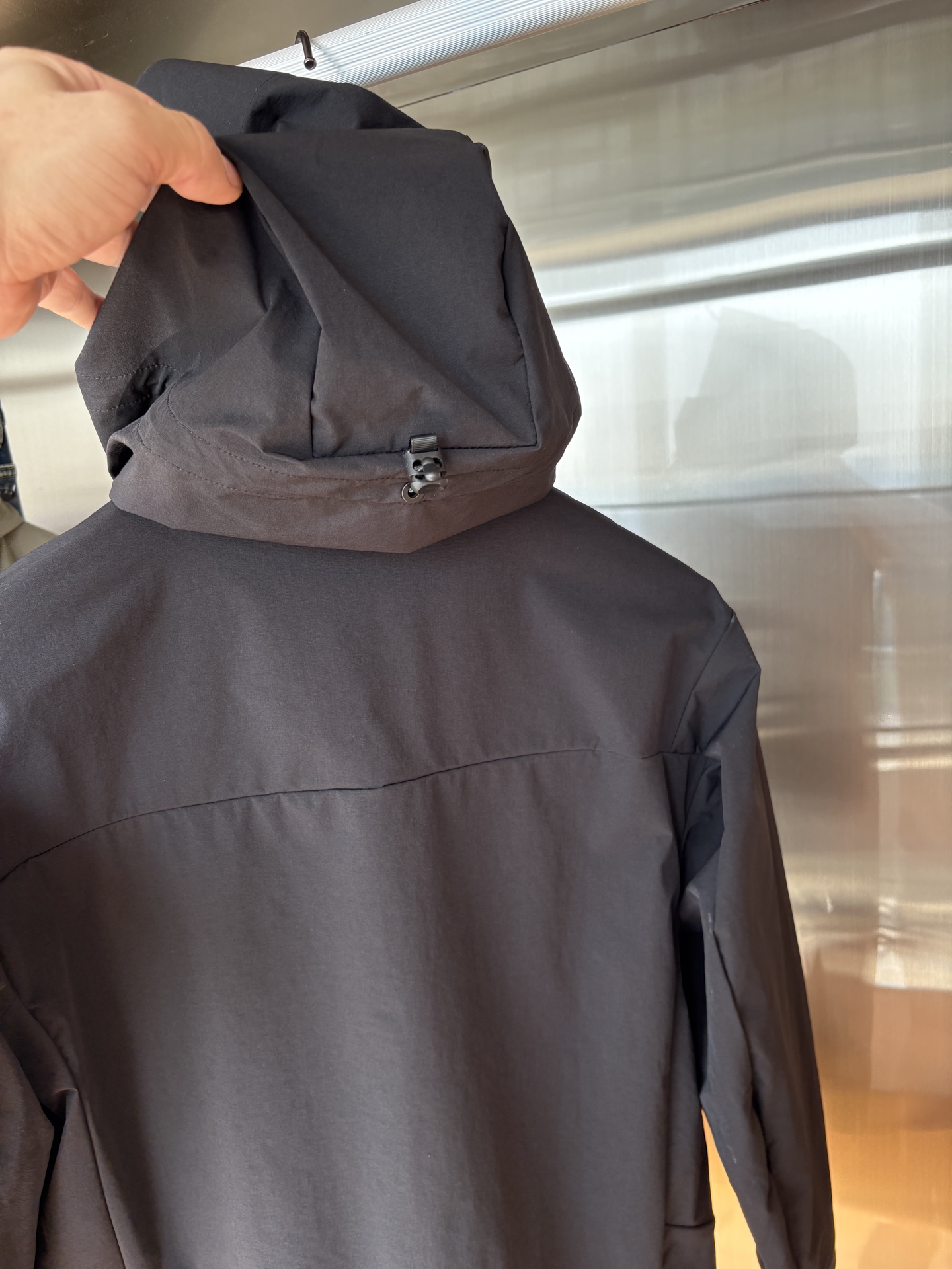 爆款 顶配 Beta SL冲锋衣是一款专为户外探险设计的高性能外套。
采用GORE-TEX 面料。
具备