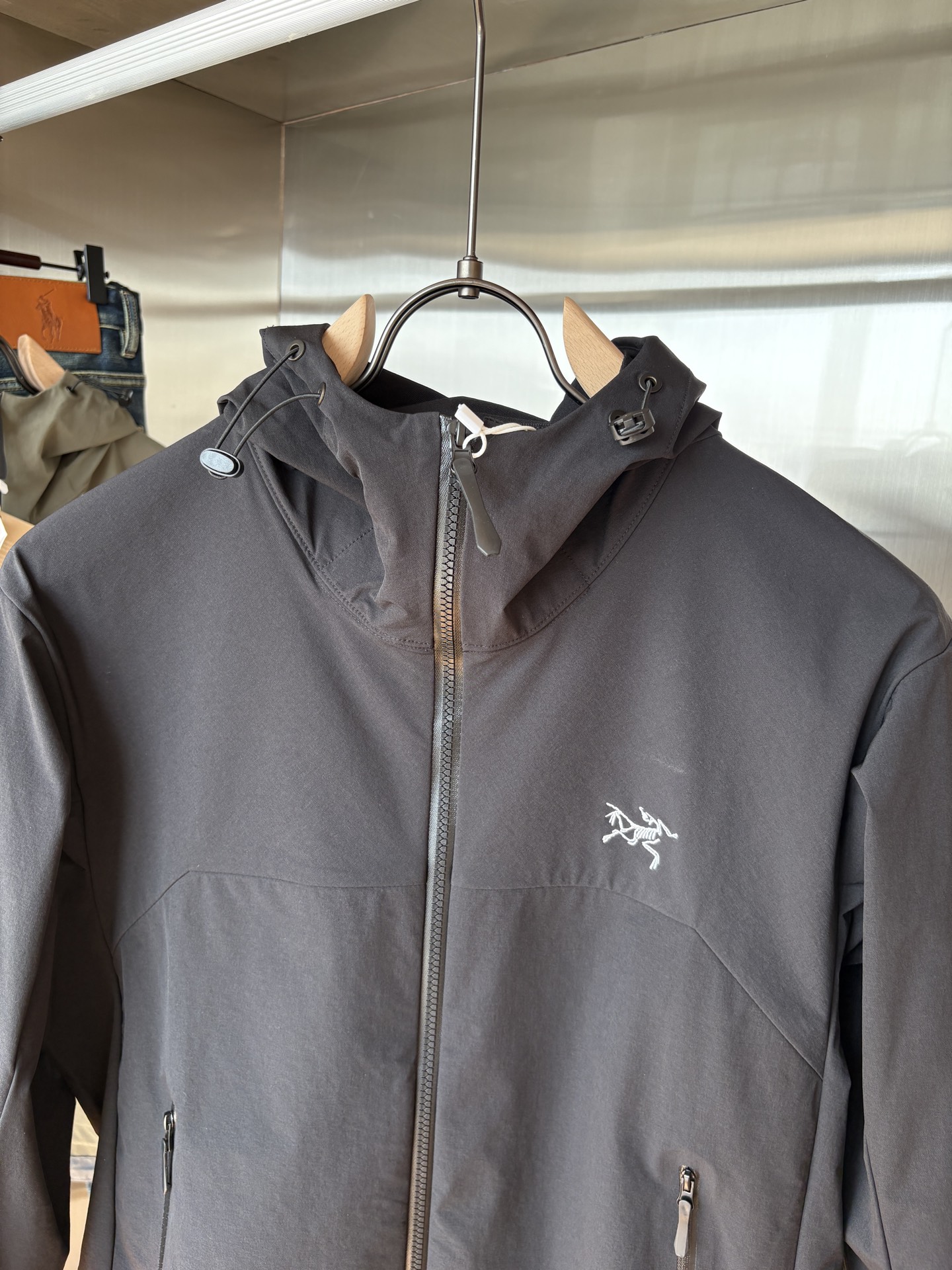 爆款 顶配 Beta SL冲锋衣是一款专为户外探险设计的高性能外套。
采用GORE-TEX 面料。
具备