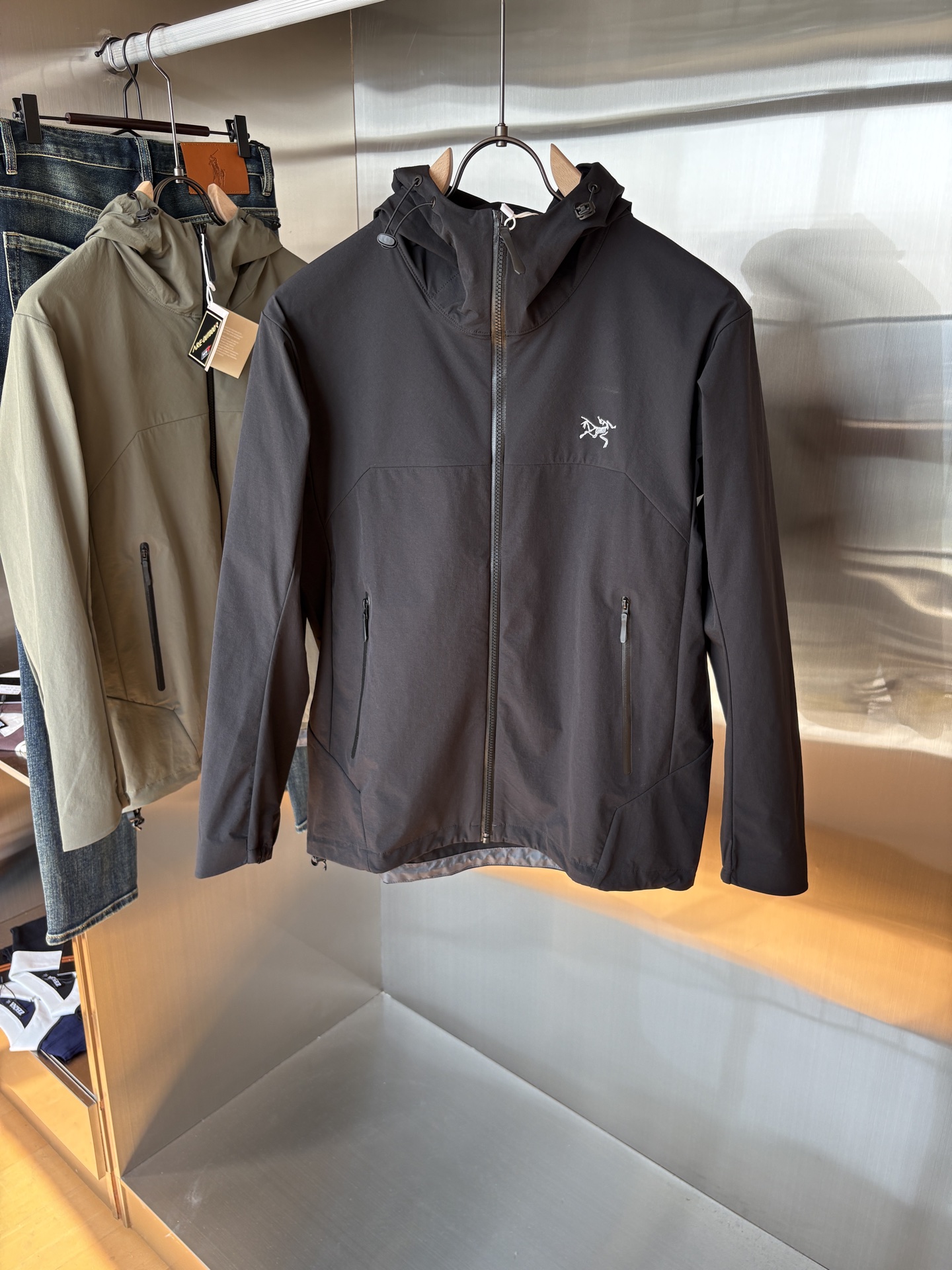 NO:481657,Top-up Beta SL jacket is a high-performance jacket designed for outdoor adventure. It is made of GORE-TEX fabric. It has excellent waterproof and breathable properties to ensure that it remains dry and comfortable in bad weather. Its high-quality design makes it easy to carry and is ideal for long-term hiking and traveling. The new Beta SL color is not only fashionable and eye-catching, but also increases visibility during outdoor activities and improves safety. The unique StormHood hood design provides comprehensive head protection without affecting the field of view. The underarm zipper design enhances breathability and prevents overheating. Whether it is mountaineering, hiking or daily commuting, the Archaeoptera Beta SL Sequoia jacket is an indispensable choice for you. Color black; green Size L-4XL, arc'teryx, jackets & coats,hats,alexander  wang19860909爆款 顶配 Beta SL冲锋衣是一款专为户外探险设计的高性能外套. 采用GORE-TEX 面料. 具备卓越的防水透气性能,确保在恶劣天气下依然保持干爽舒适. 其高质量设计使其便于携带,非常适合长时间的徒步和旅行. Beta SL新色不仅时尚亮眼,还增加了户外活动中的可见性,提升安全性.独特的 StormHood帽兜设计,提供全面的头部保护,同时不影响视野. 腋下拉链设计增强了透气性,防止过热.无论是登山、徒步还是日常通勤,始祖鸟Beta SL红杉色冲锋衣都是您不可或缺的理想选择. 颜色黑色；绿色 尺码L-4XL,arc'teryx,jackets & coats,hats,alexander wang,Men's clothing