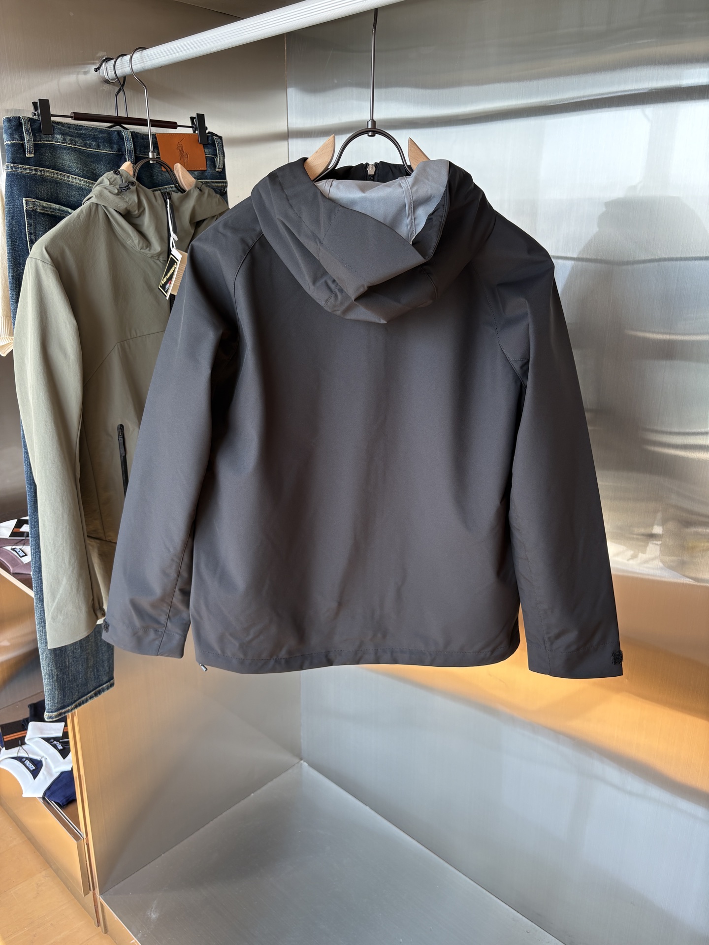 爆款 顶配 Beta SL冲锋衣是一款专为户外探险设计的高性能外套。采用GORE-TEX 面料。具备卓越