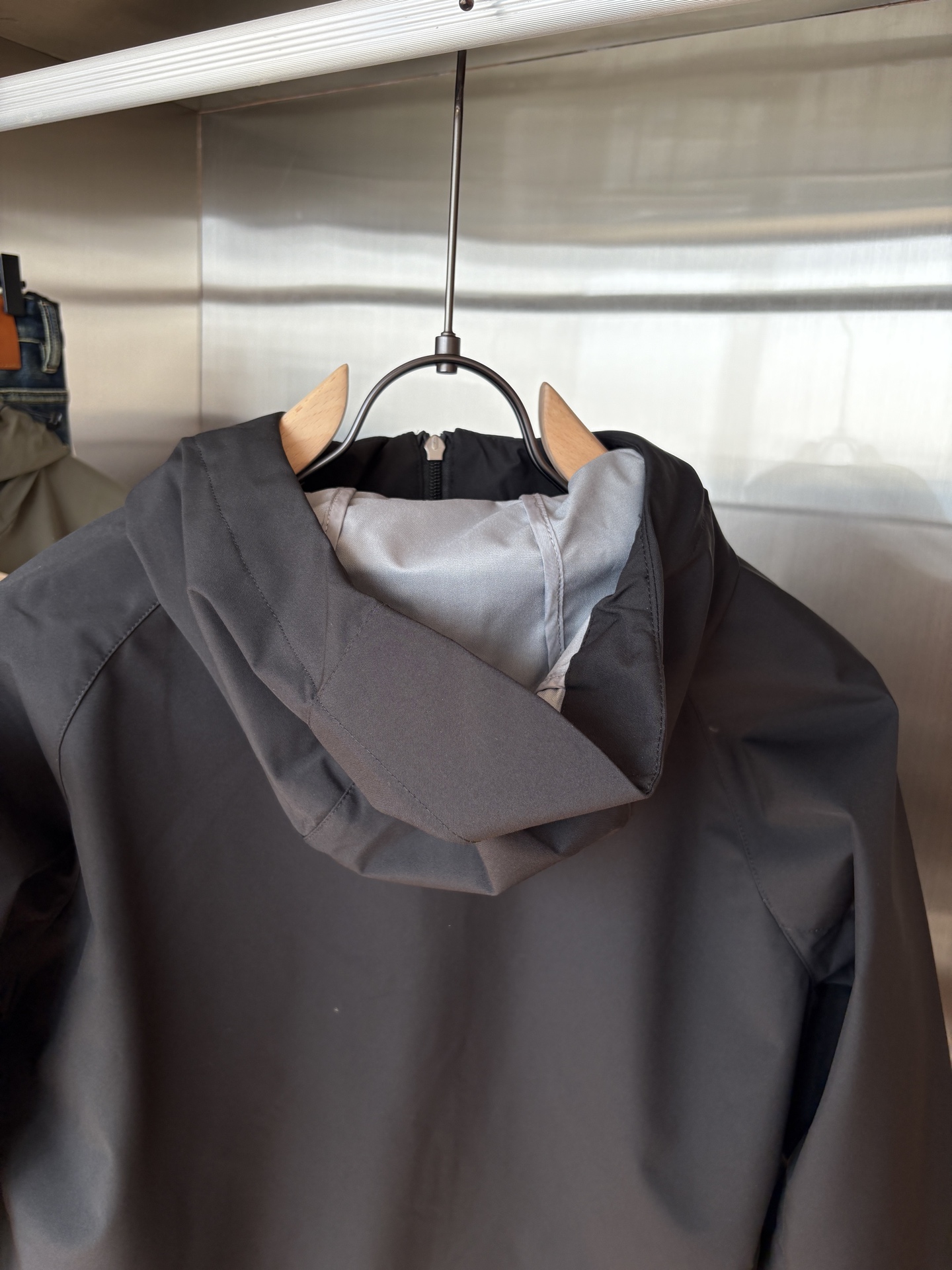 爆款 顶配 Beta SL冲锋衣是一款专为户外探险设计的高性能外套。采用GORE-TEX 面料。具备卓越