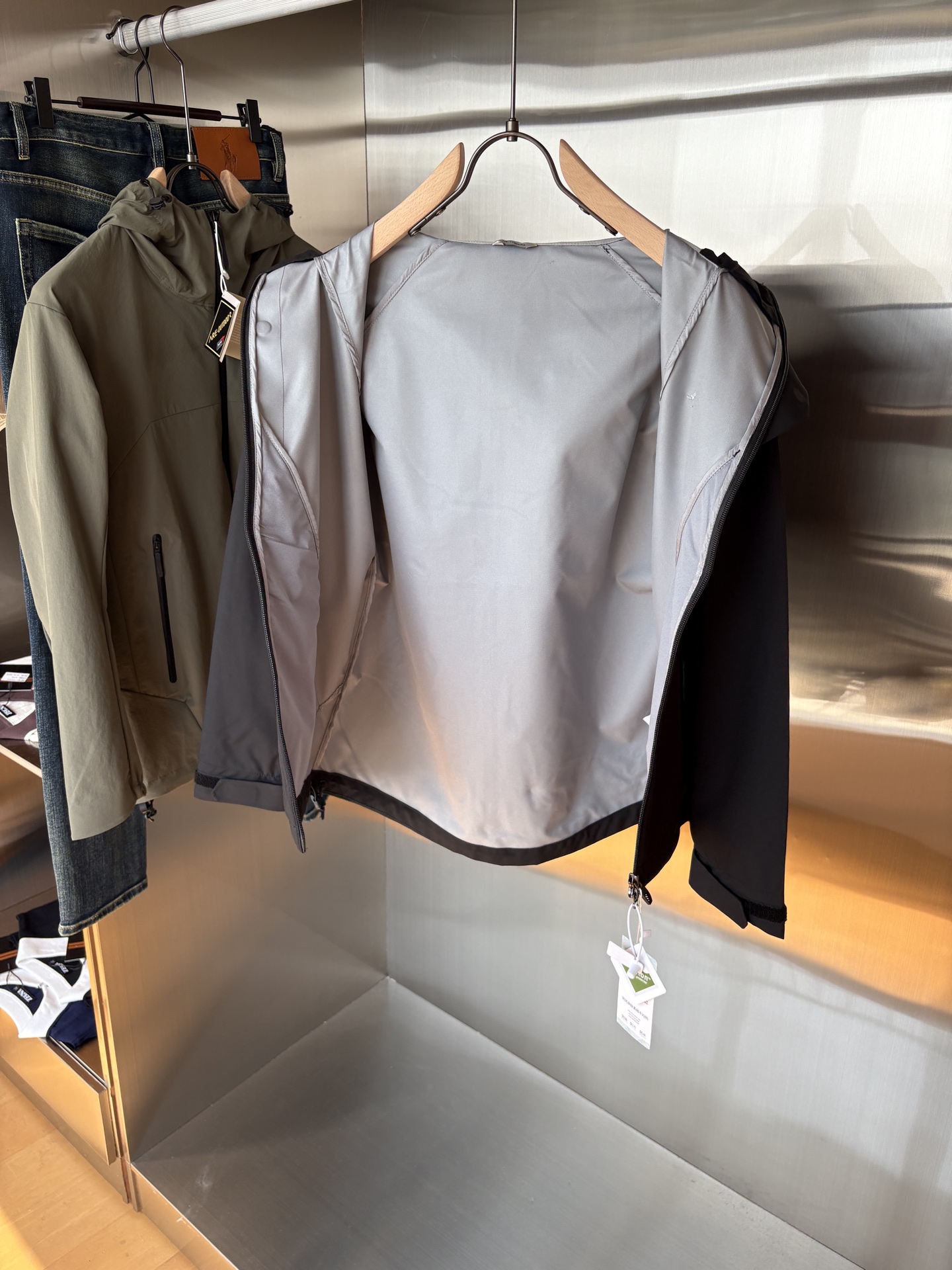 爆款 顶配 Beta SL冲锋衣是一款专为户外探险设计的高性能外套。采用GORE-TEX 面料。具备卓越