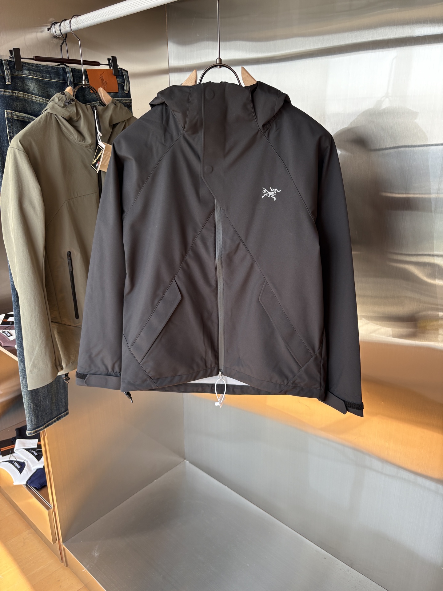 爆款 顶配 Beta SL冲锋衣是一款专为户外探险设计的高性能外套。采用GORE-TEX 面料。具备卓越