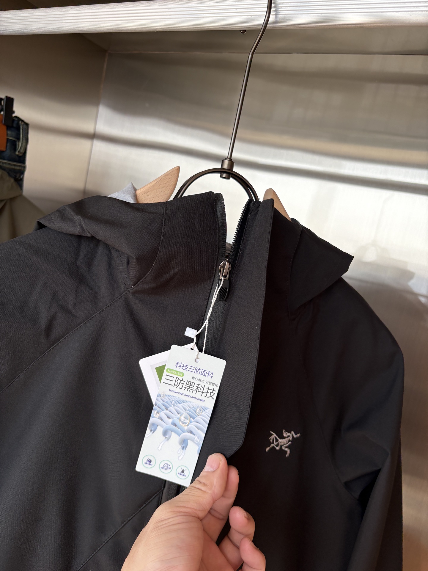 爆款 顶配 Beta SL冲锋衣是一款专为户外探险设计的高性能外套。采用GORE-TEX 面料。具备卓越