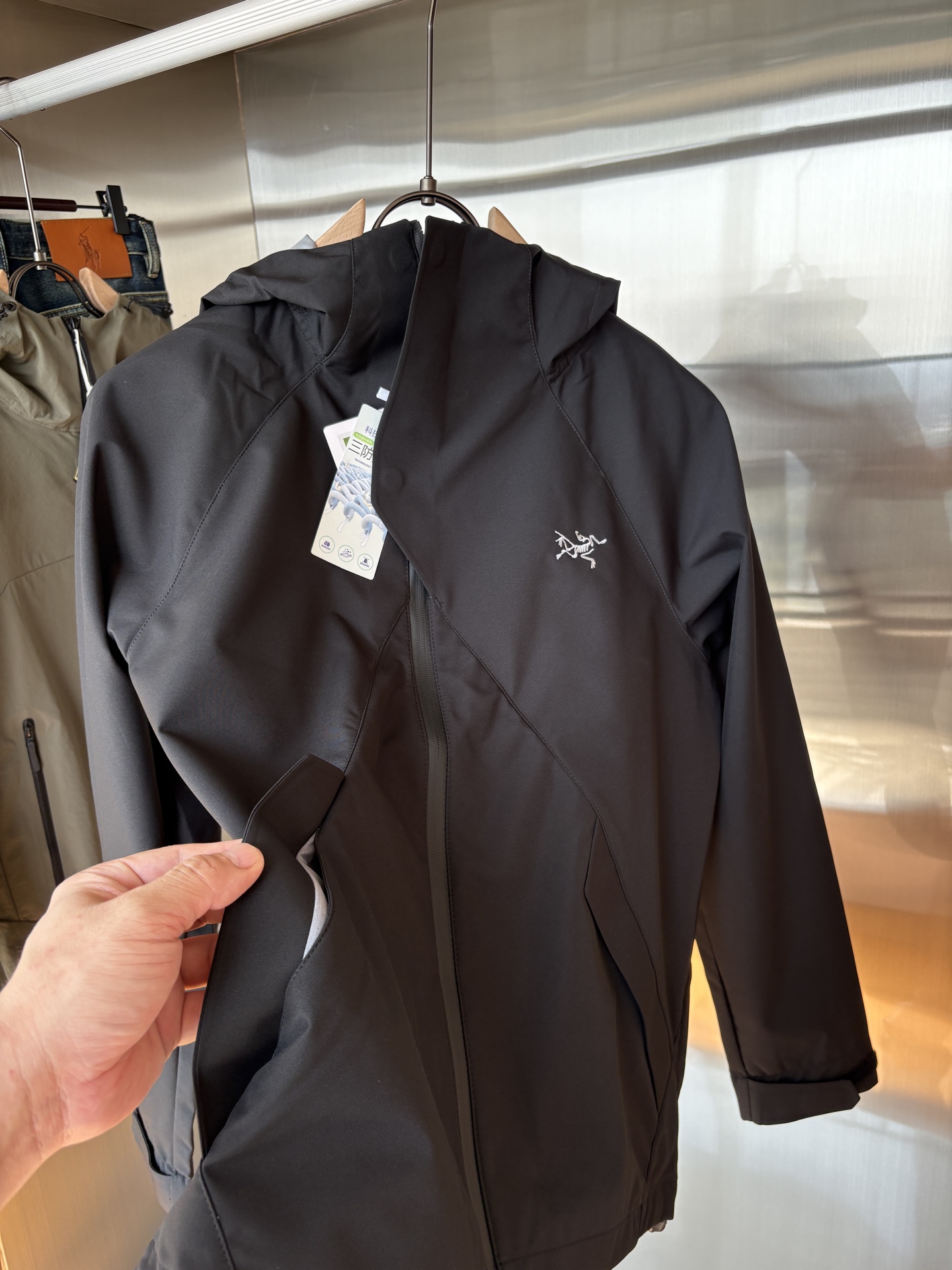 爆款 顶配 Beta SL冲锋衣是一款专为户外探险设计的高性能外套。采用GORE-TEX 面料。具备卓越