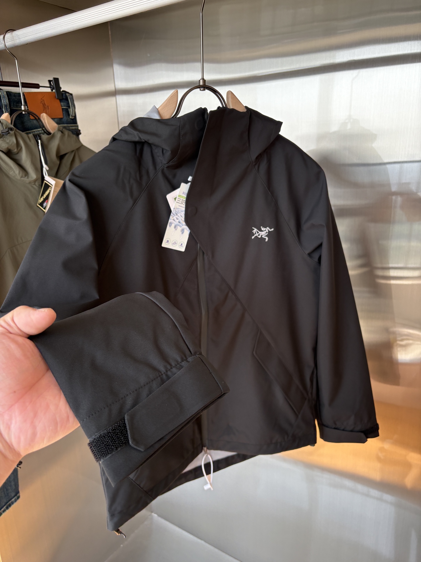 爆款 顶配 Beta SL冲锋衣是一款专为户外探险设计的高性能外套。采用GORE-TEX 面料。具备卓越