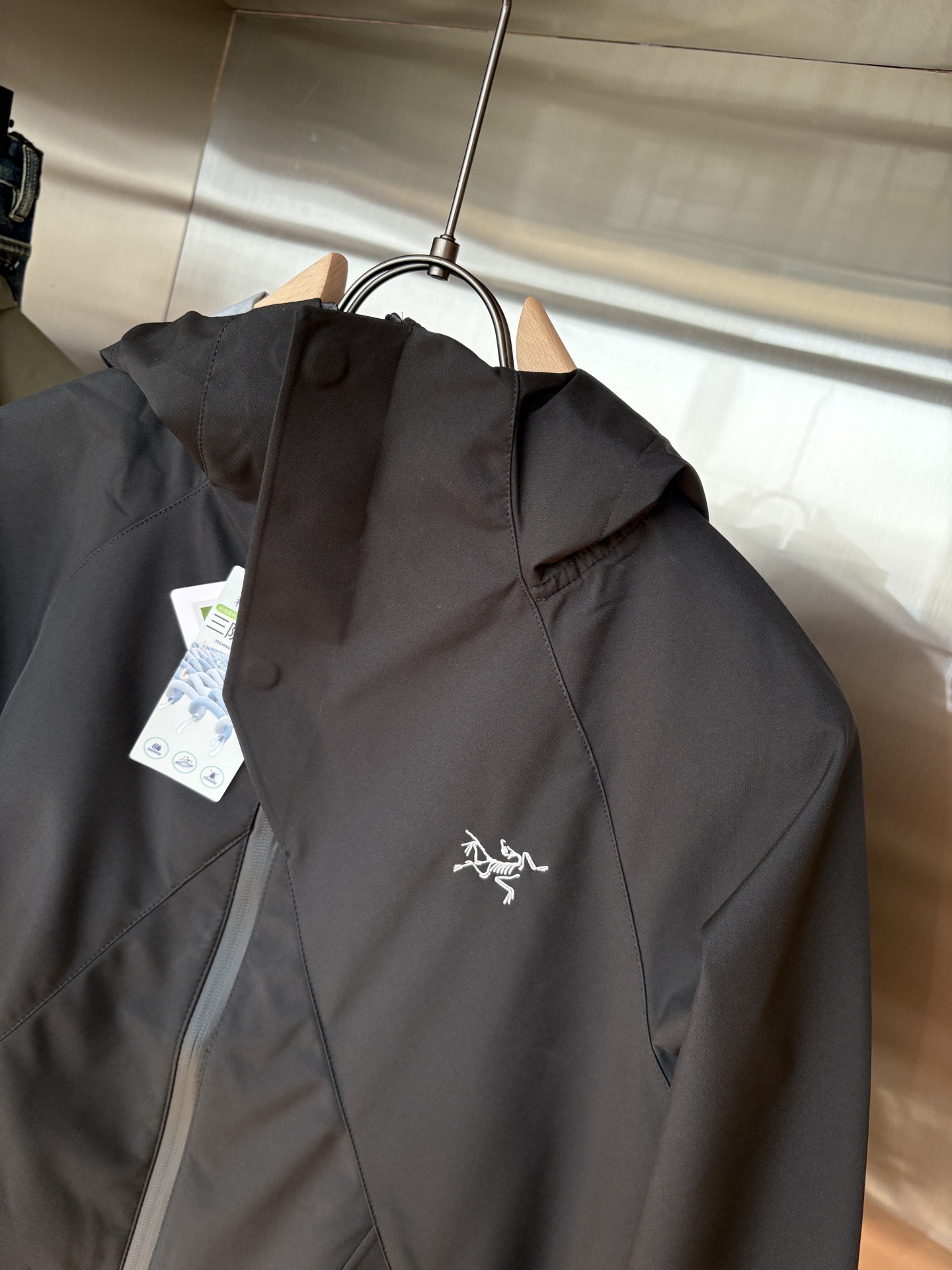 爆款 顶配 Beta SL冲锋衣是一款专为户外探险设计的高性能外套。采用GORE-TEX 面料。具备卓越