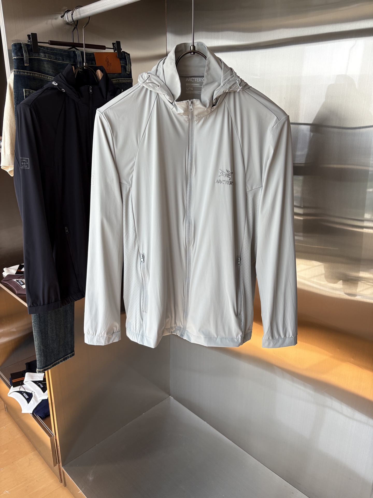   始祖鸟 官网同款防晒轻薄风壳防晒衣皮肤衣  炎热而多变的天气冒险活动时穿着。squamish连采用t