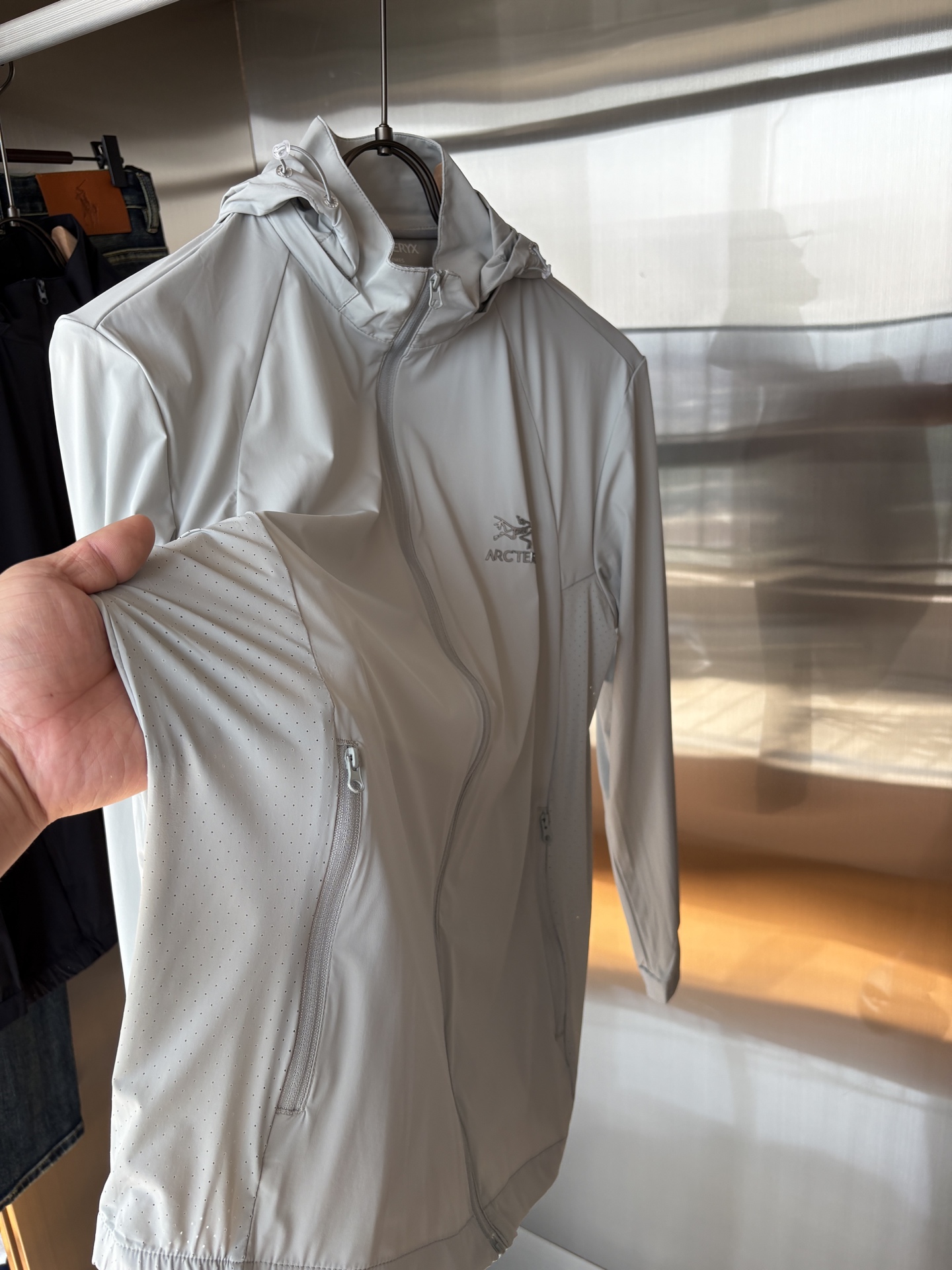   始祖鸟 官网同款防晒轻薄风壳防晒衣皮肤衣  炎热而多变的天气冒险活动时穿着。squamish连采用t