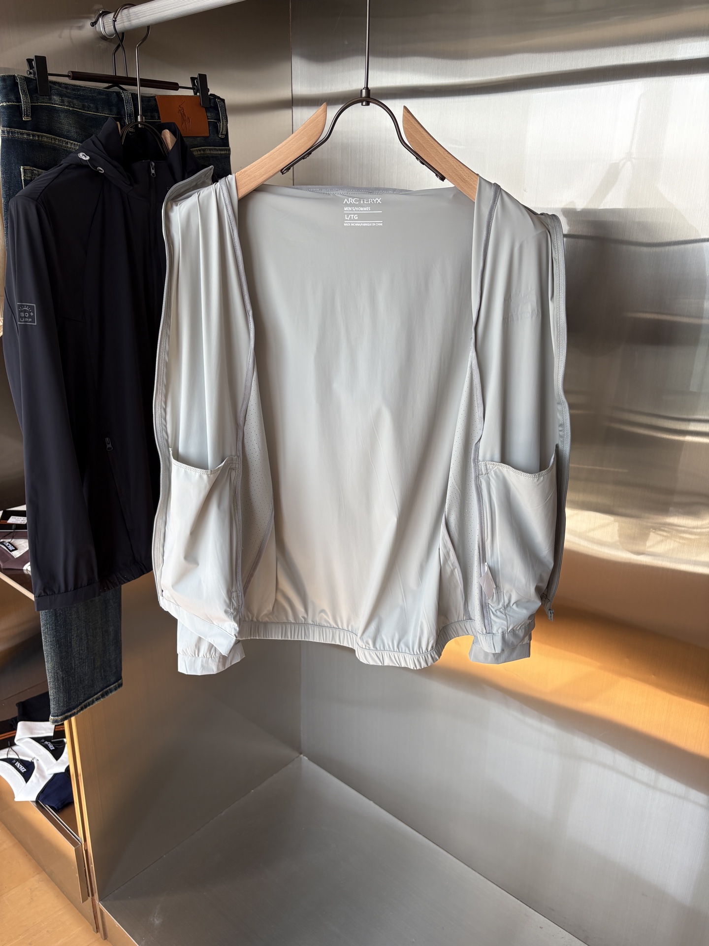   始祖鸟 官网同款防晒轻薄风壳防晒衣皮肤衣  炎热而多变的天气冒险活动时穿着。squamish连采用t