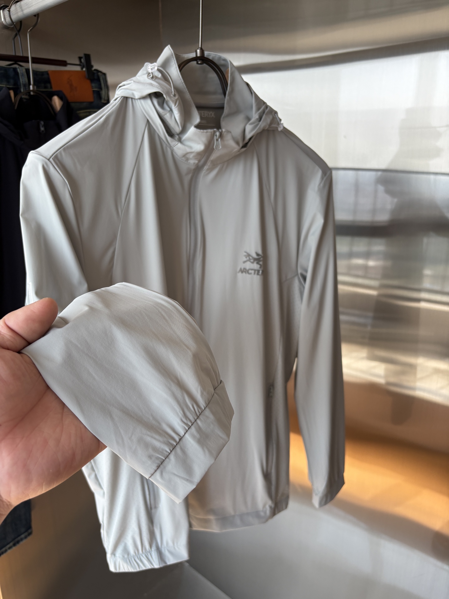   始祖鸟 官网同款防晒轻薄风壳防晒衣皮肤衣  炎热而多变的天气冒险活动时穿着。squamish连采用t