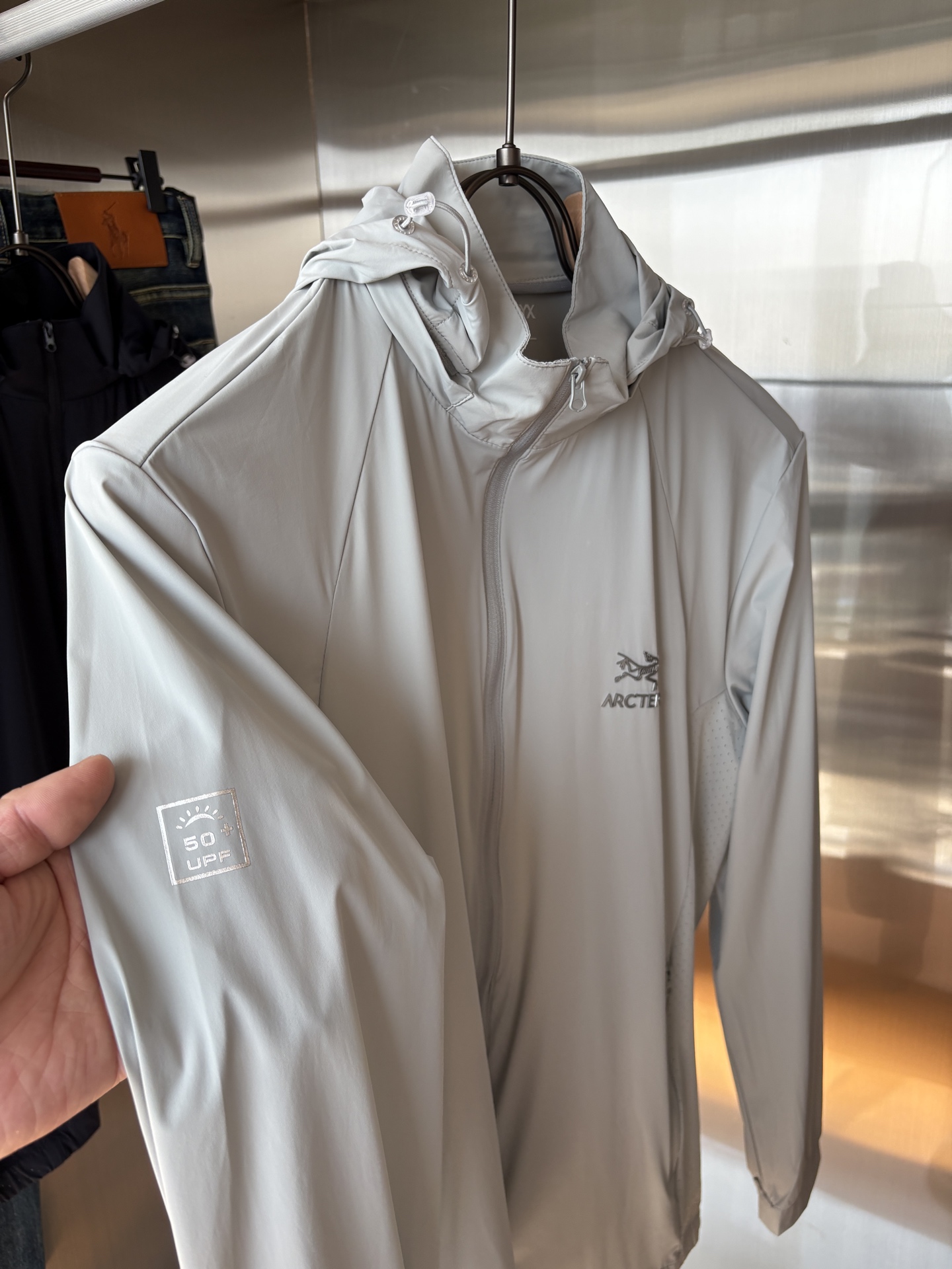   始祖鸟 官网同款防晒轻薄风壳防晒衣皮肤衣  炎热而多变的天气冒险活动时穿着。squamish连采用t