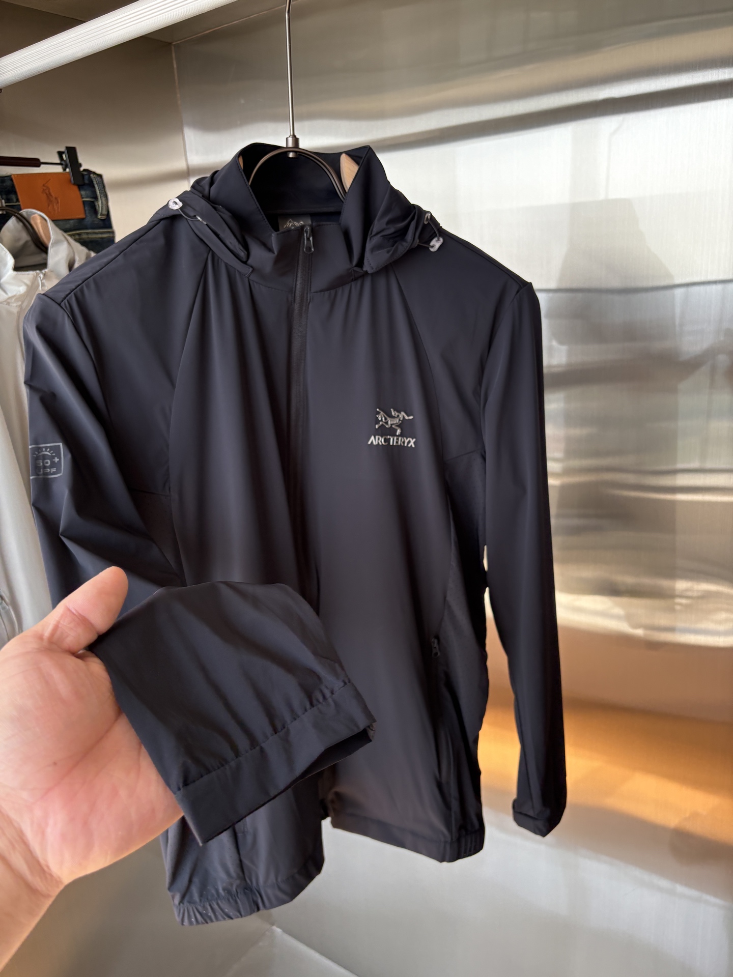   始祖鸟 官网同款防晒轻薄风壳防晒衣皮肤衣  炎热而多变的天气冒险活动时穿着。squamish连采用t