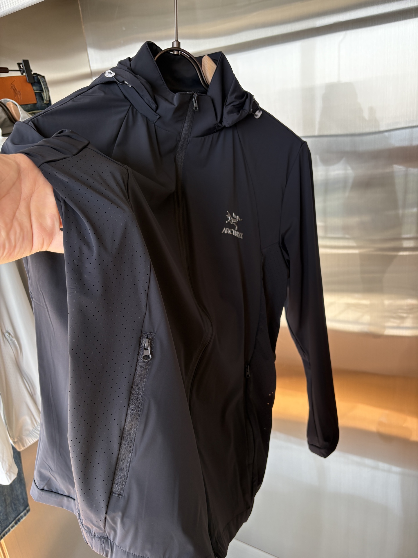   始祖鸟 官网同款防晒轻薄风壳防晒衣皮肤衣  炎热而多变的天气冒险活动时穿着。squamish连采用t