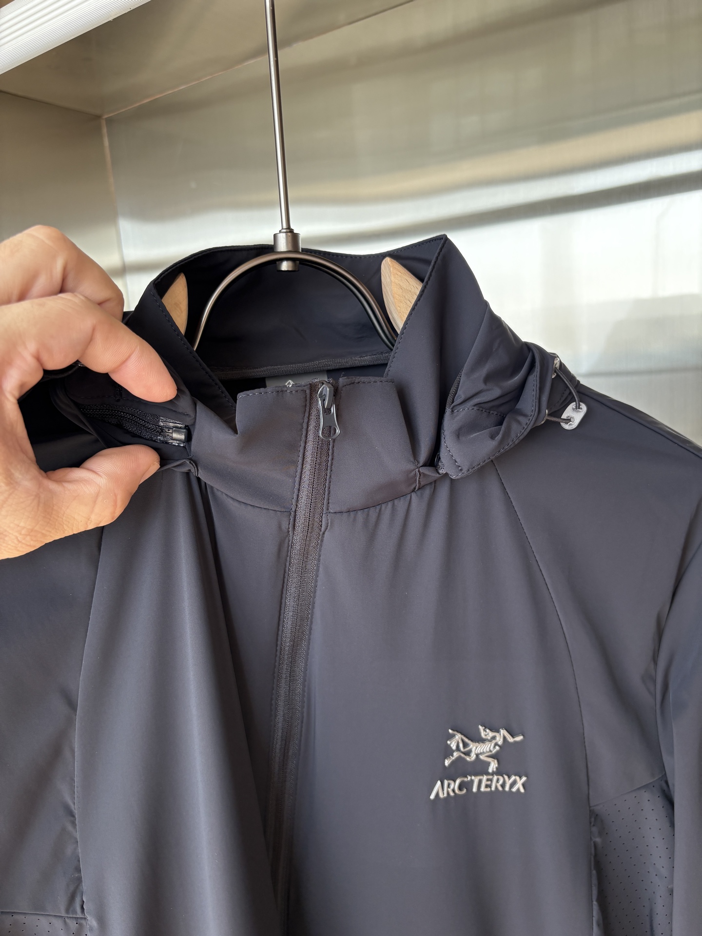   始祖鸟 官网同款防晒轻薄风壳防晒衣皮肤衣  炎热而多变的天气冒险活动时穿着。squamish连采用t