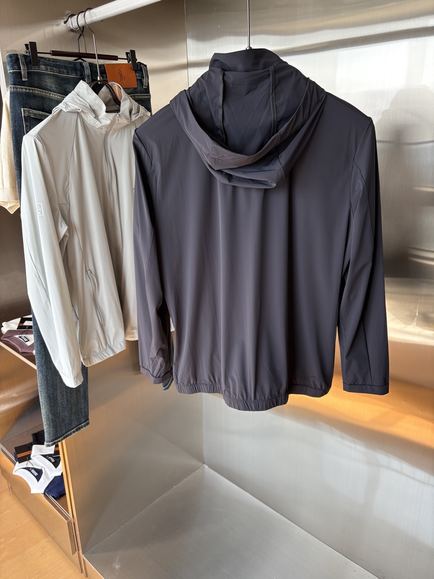   始祖鸟 官网同款防晒轻薄风壳防晒衣皮肤衣  炎热而多变的天气冒险活动时穿着。squamish连采用t