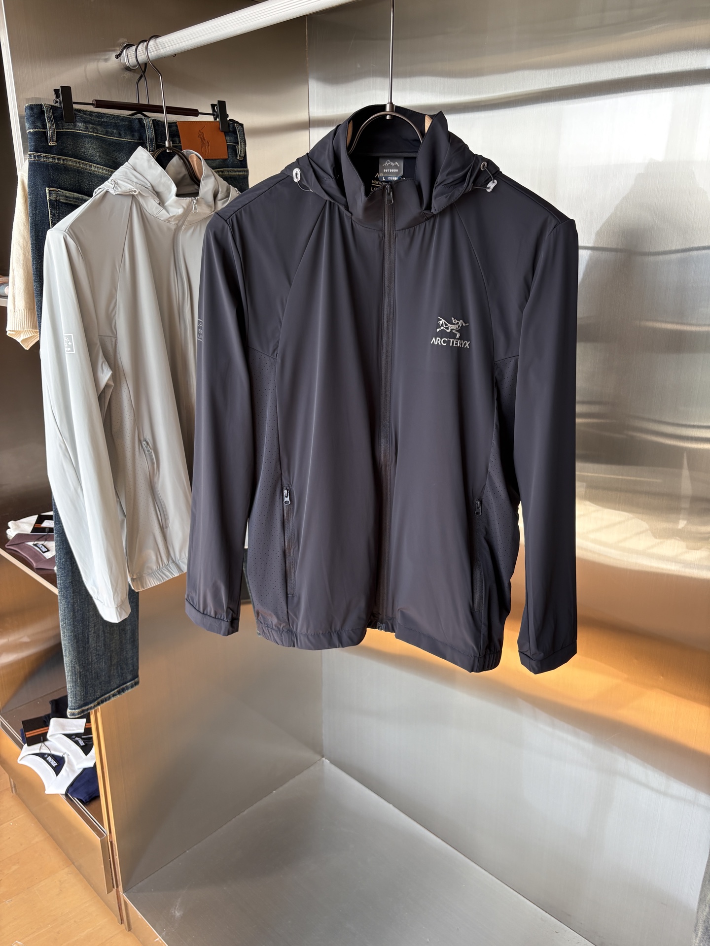   始祖鸟 官网同款防晒轻薄风壳防晒衣皮肤衣  炎热而多变的天气冒险活动时穿着。squamish连采用t