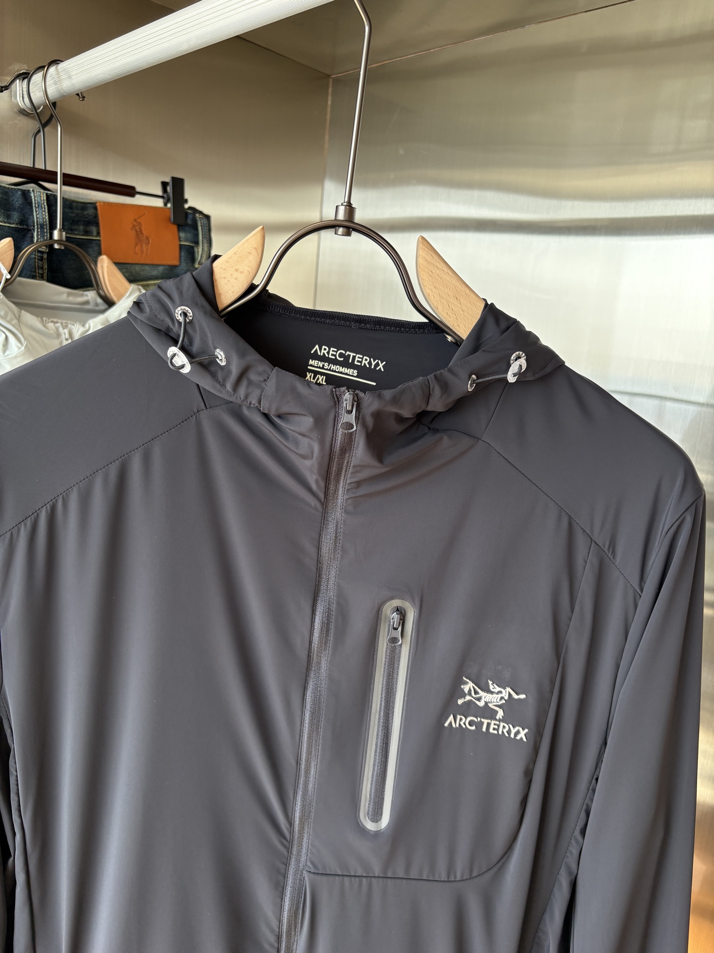   始祖鸟 官网同款防晒轻薄风壳防晒衣皮肤衣  炎热而多变的天气冒险活动时穿着。squamish连采用t