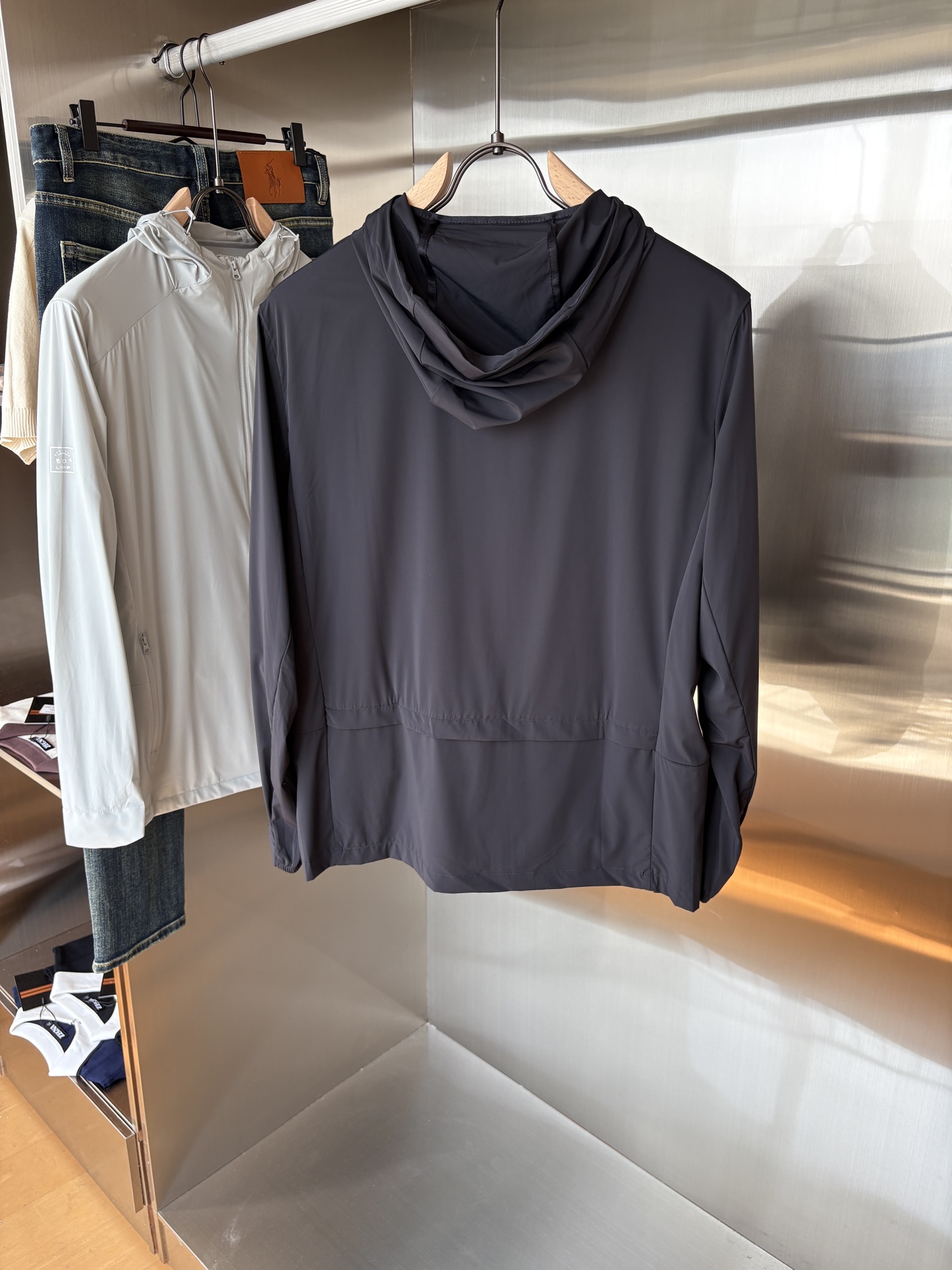   始祖鸟 官网同款防晒轻薄风壳防晒衣皮肤衣  炎热而多变的天气冒险活动时穿着。squamish连采用t