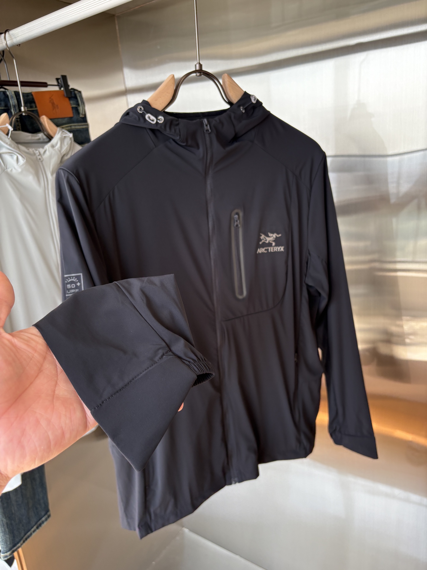   始祖鸟 官网同款防晒轻薄风壳防晒衣皮肤衣  炎热而多变的天气冒险活动时穿着。squamish连采用t