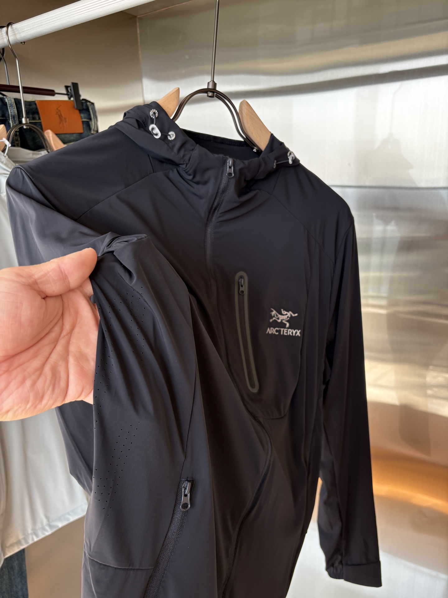   始祖鸟 官网同款防晒轻薄风壳防晒衣皮肤衣  炎热而多变的天气冒险活动时穿着。squamish连采用t