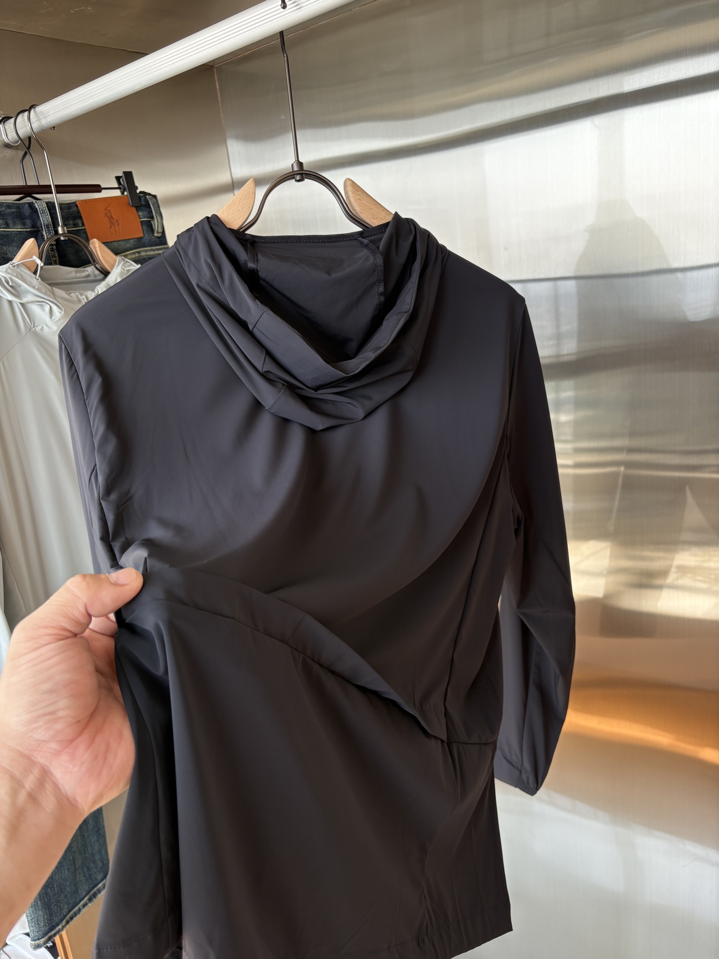   始祖鸟 官网同款防晒轻薄风壳防晒衣皮肤衣  炎热而多变的天气冒险活动时穿着。squamish连采用t