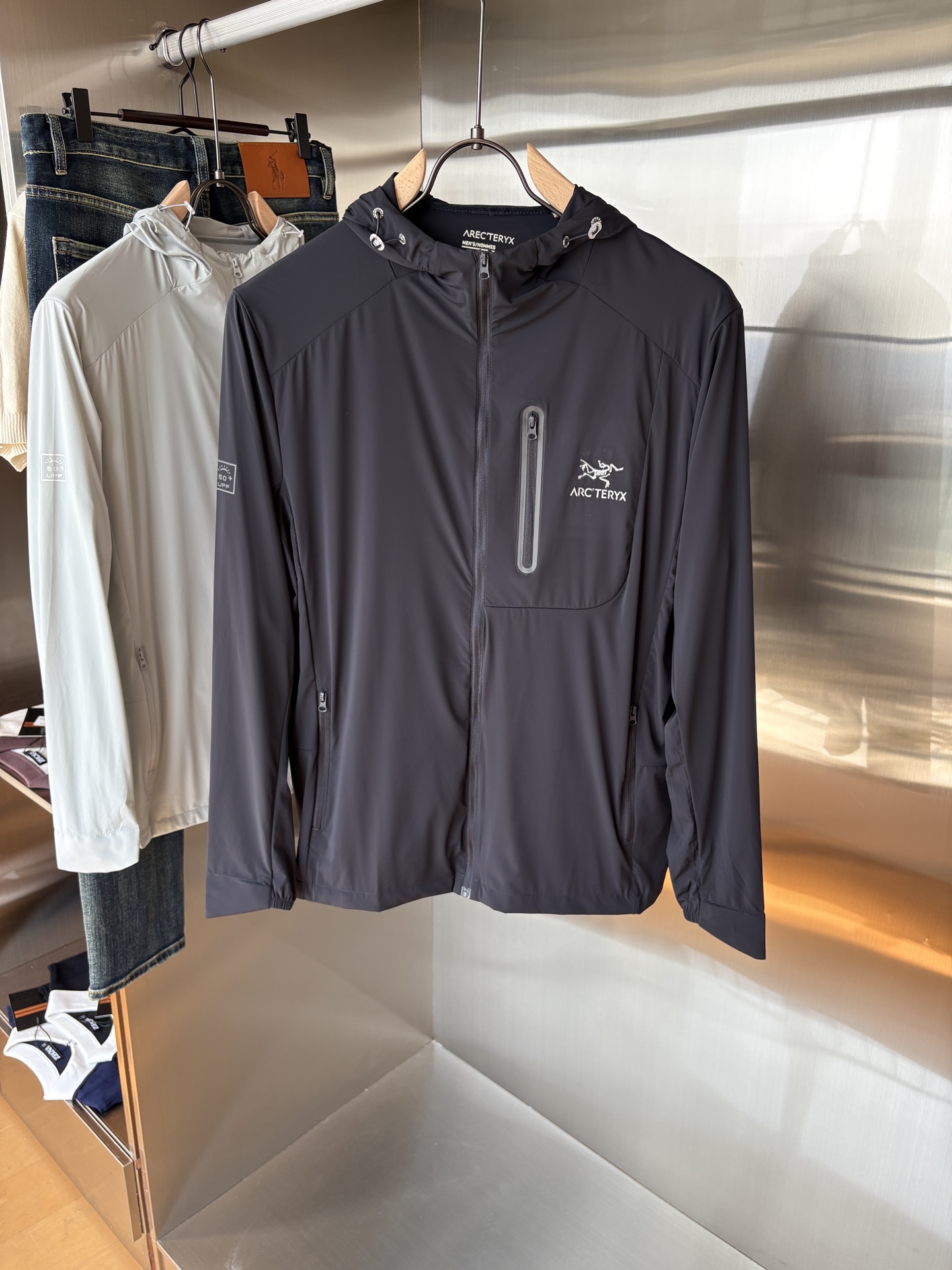   始祖鸟 官网同款防晒轻薄风壳防晒衣皮肤衣  炎热而多变的天气冒险活动时穿着。squamish连采用t