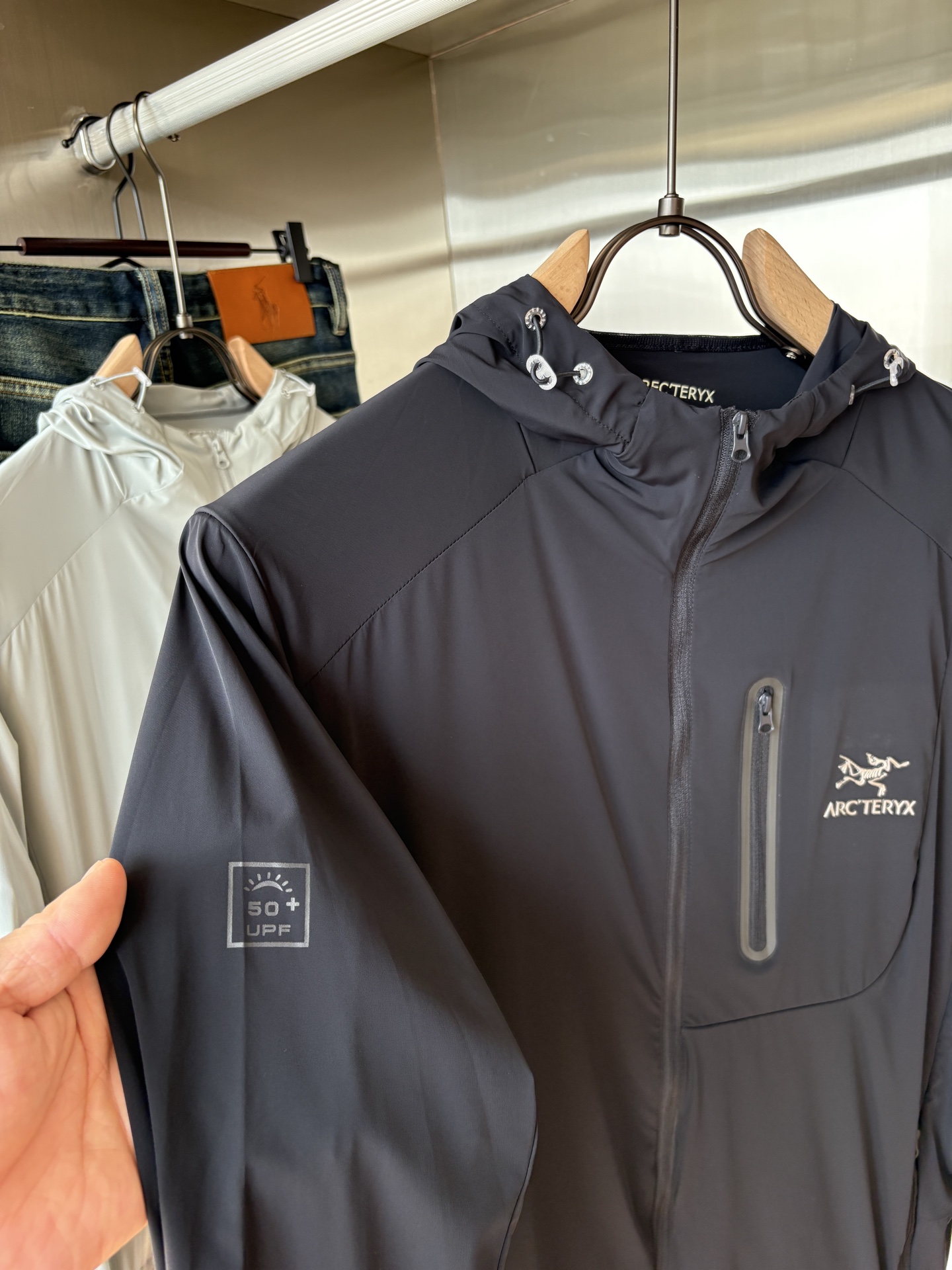   始祖鸟 官网同款防晒轻薄风壳防晒衣皮肤衣  炎热而多变的天气冒险活动时穿着。squamish连采用t