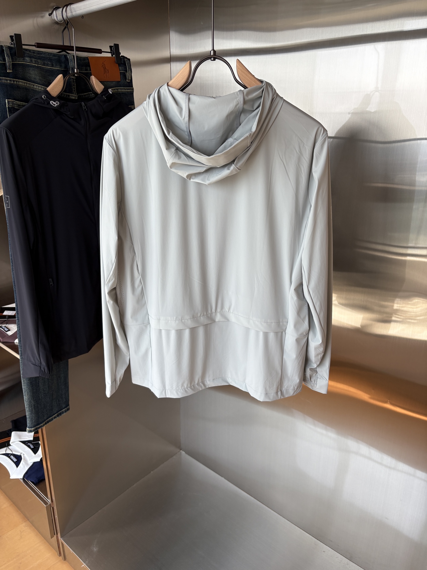   始祖鸟 官网同款防晒轻薄风壳防晒衣皮肤衣  炎热而多变的天气冒险活动时穿着。squamish连采用t