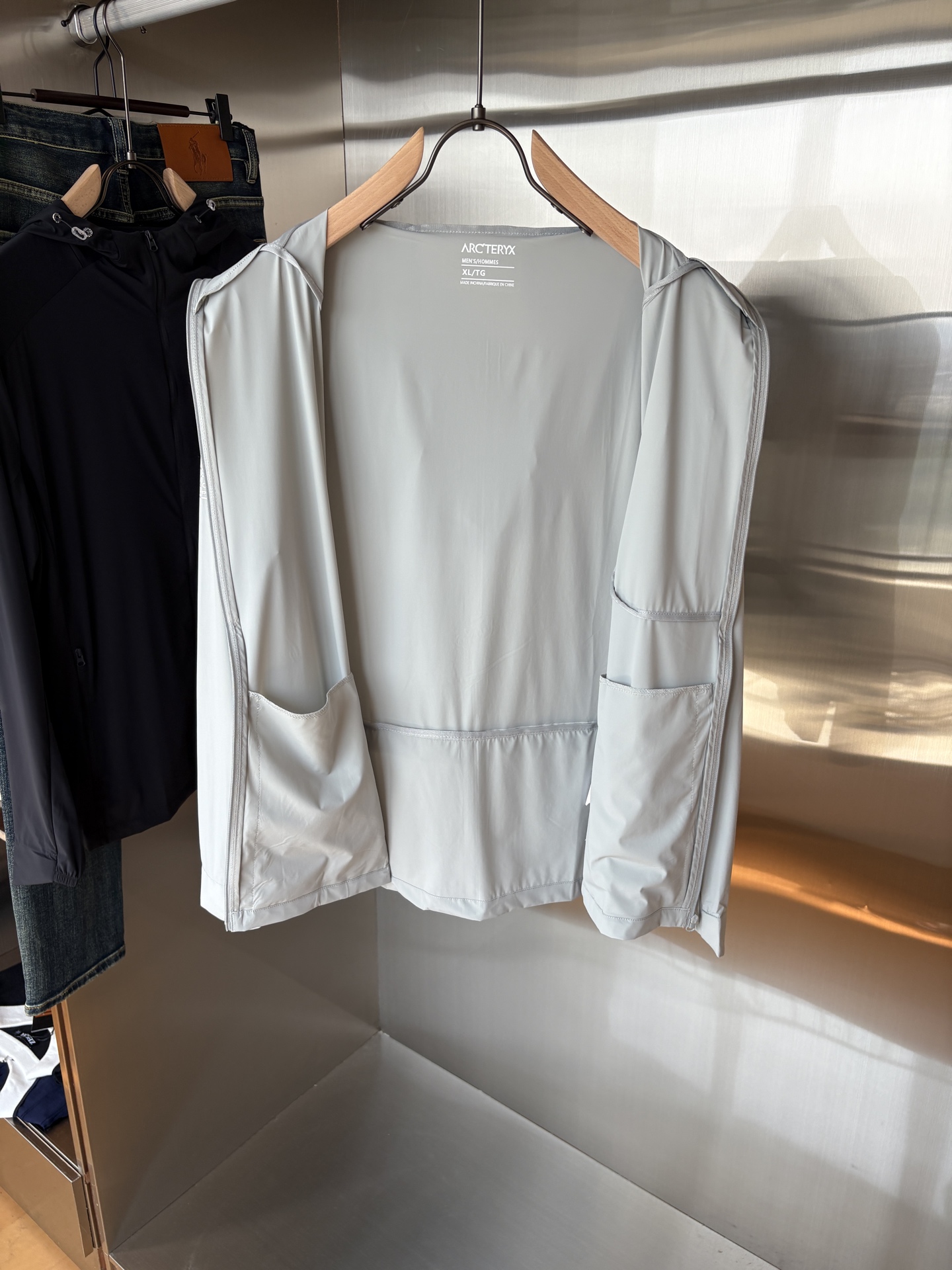   始祖鸟 官网同款防晒轻薄风壳防晒衣皮肤衣  炎热而多变的天气冒险活动时穿着。squamish连采用t