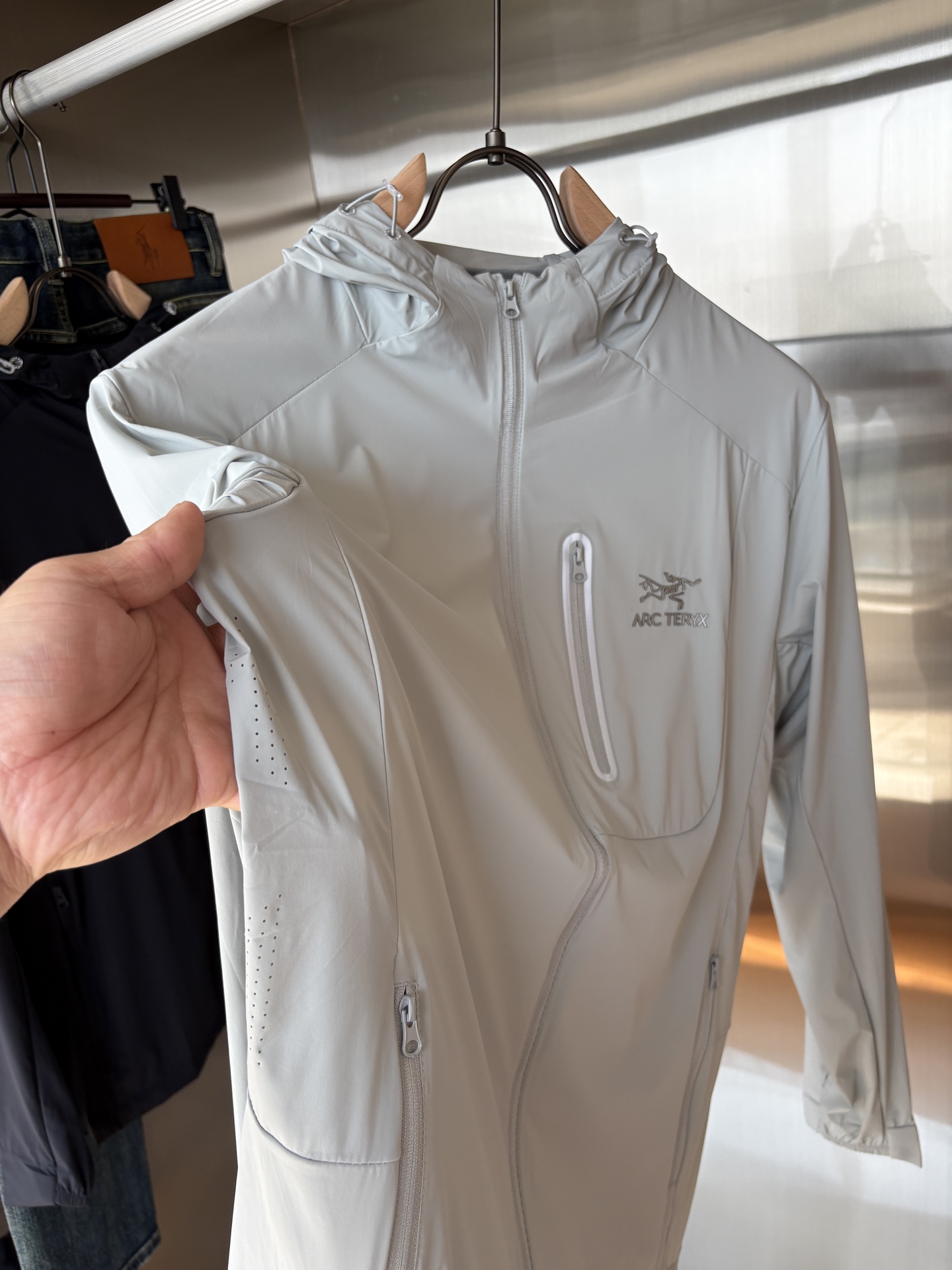   始祖鸟 官网同款防晒轻薄风壳防晒衣皮肤衣  炎热而多变的天气冒险活动时穿着。squamish连采用t