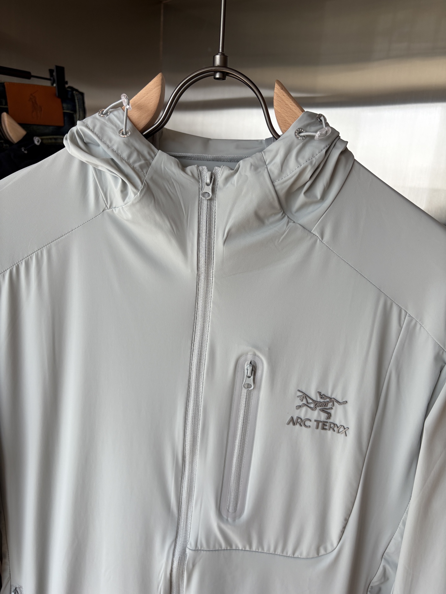   始祖鸟 官网同款防晒轻薄风壳防晒衣皮肤衣  炎热而多变的天气冒险活动时穿着。squamish连采用t