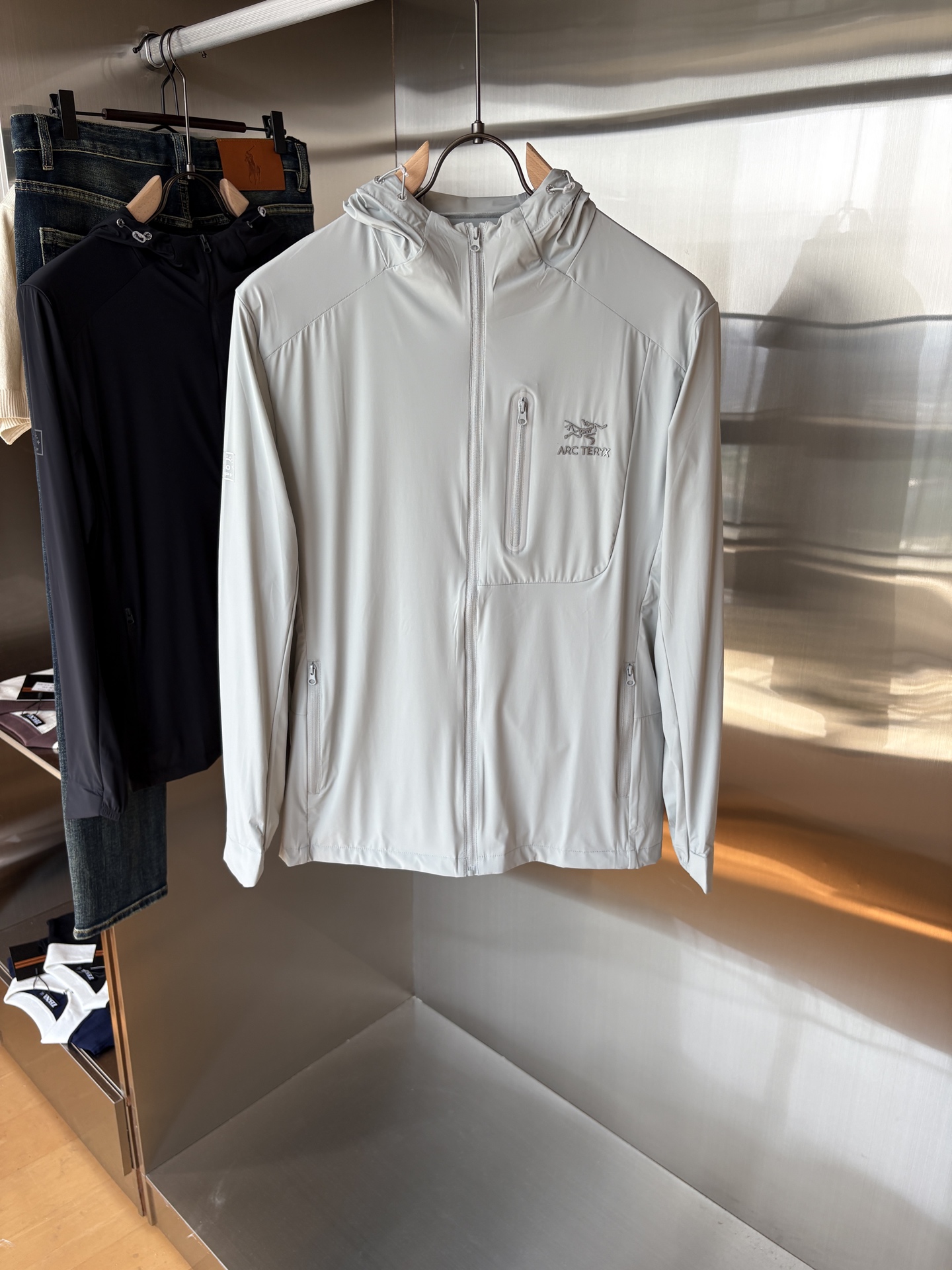 NO:480442,Archaeopteryx official website, the same sun protection and light wind shell sun protection clothing, worn during hot and changeable weather adventure activities. Squamish uses tyonotm 3.0 nylon highly windproof fabric. Although it is thin but very strong, it has an ultra-light minimalist structure model. Sun protection index 50+ certified model!  High-end quality is invincible!  Thin function small skin clothing sun protection clothing!  The same style of men and women can be matched with couple outfits!  L-4XL, arc'teryx,alexander wang19860909始祖鸟 官网同款防晒轻薄风壳防晒衣皮肤衣 炎热而多变的天气冒险活动时穿着.squamish连采用tyonotm 3.0 尼龙高度防风面料 虽轻薄但强度很大,具有超轻的极简结构款号 防晒指数50+认证款！高端品质无敌！ 机能薄型小皮肤衣防晒衣！ 男女同款可配情侣装！L-4XL,arc'teryx,alexander wang,Men's clothing