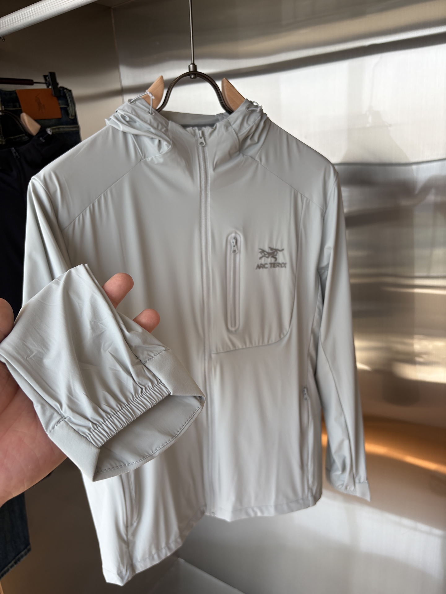   始祖鸟 官网同款防晒轻薄风壳防晒衣皮肤衣  炎热而多变的天气冒险活动时穿着。squamish连采用t