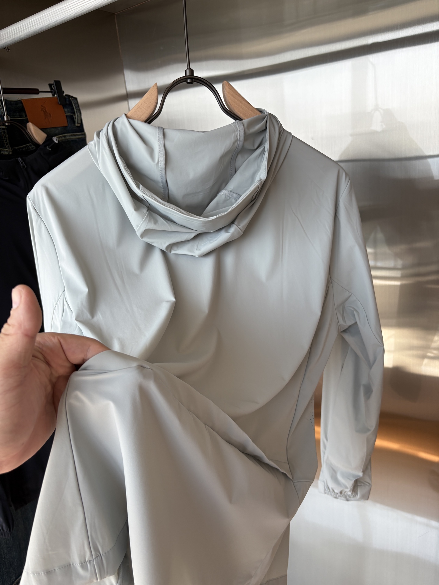   始祖鸟 官网同款防晒轻薄风壳防晒衣皮肤衣  炎热而多变的天气冒险活动时穿着。squamish连采用t