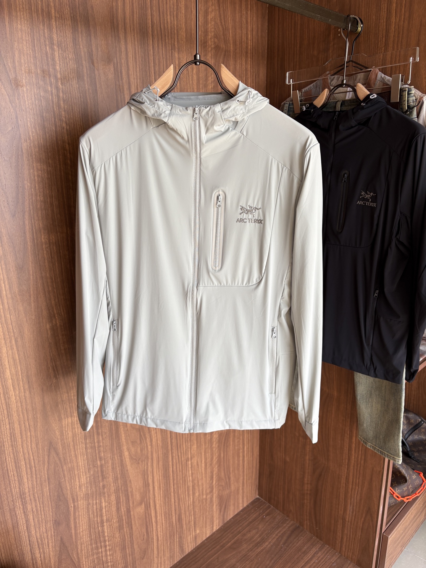 NO:481667,Archaeopteryx official website, the same sun protection and light wind shell sun protection clothing, worn during hot and changing weather adventure activities. Squamish uses tyonotm 3.0 nylon highly windproof fabric. Although it is thin but very strong, it has an ultra-light minimalist structure model. Sun protection index 50+ certified model!  High-end quality is invincible!  Thin function small skin clothing sun protection clothing!  The same style of men and women can be matched with couple outfits!  L-4XL, arc'teryx,alexander wang19860909始祖鸟 官网同款防晒轻薄风壳防晒衣皮肤衣 炎热而多变的天气冒险活动时穿着.squamish连采用tyonotm 3.0 尼龙高度防风面料 虽轻薄但强度很大,具有超轻的极简结构款号 防晒指数50+认证款！高端品质无敌！ 机能薄型小皮肤衣防晒衣！ 男女同款可配情侣装！L-4XL,arc'teryx,alexander wang,Men's clothing