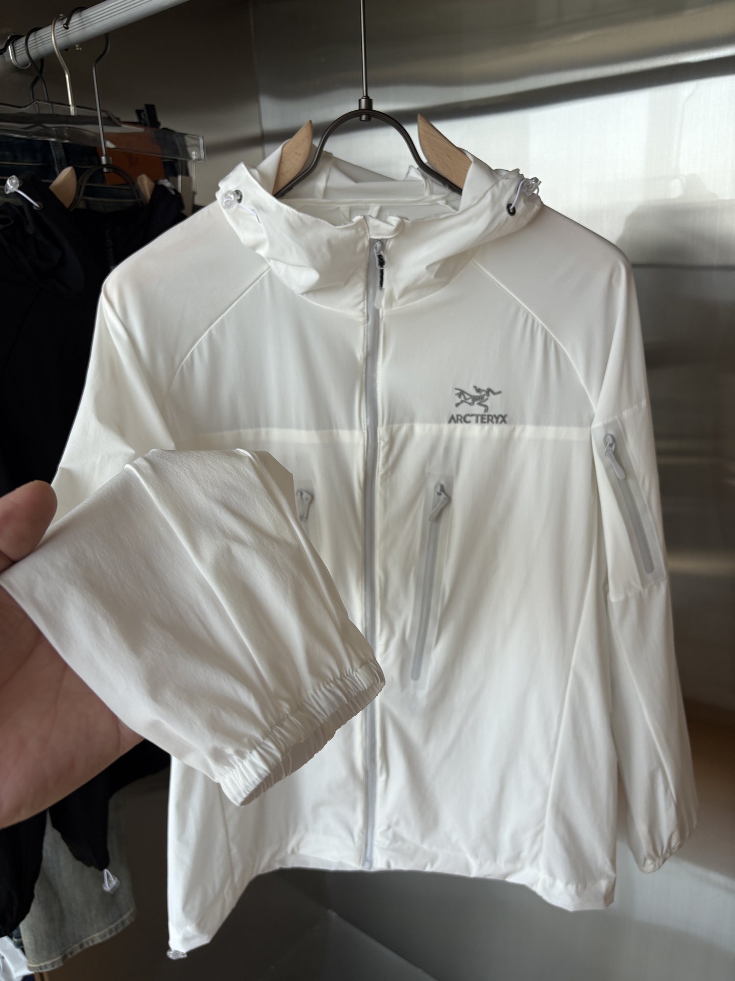   始祖2025官网同款防晒轻薄风壳防晒衣皮肤衣  炎热而多变的天气冒险活动时穿着。squamish连采