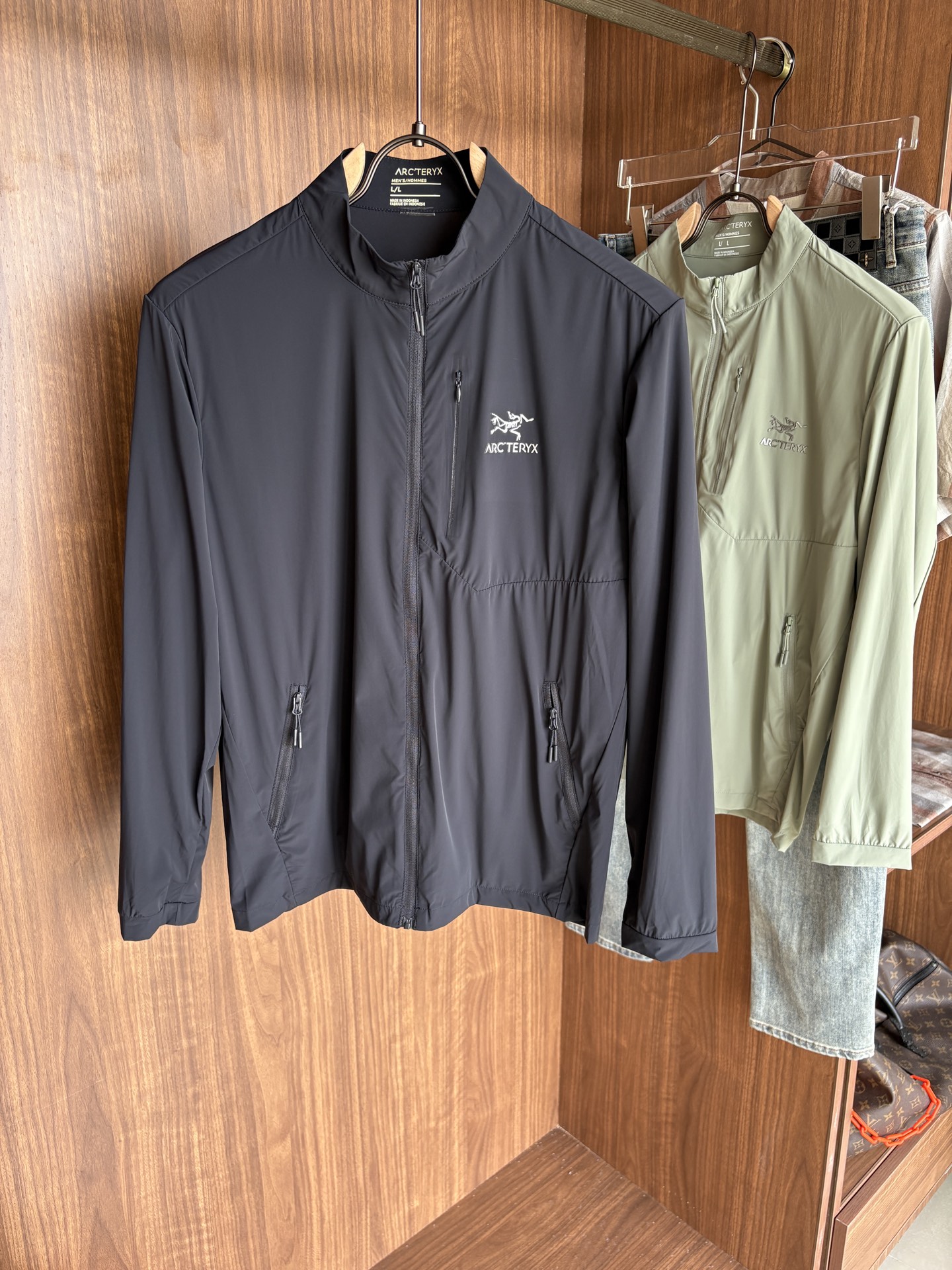 NO:481672,The same sun protection lightweight wind shell sun protection clothing skin coat, worn during hot and changing weather adventure activities. Squamish uses tyonotm 3.0 nylon highly windproof fabric. Although it is thin but very strong, it has an ultra-light minimalist structure model. Sun protection index 50+ certified model!  High-end quality is invincible!  Thin function small skin clothing sun protection clothing!  The same style of men and women can be matched with couple outfits!  L-4XL, alexander wang19860909始祖2025官网同款防晒轻薄风壳防晒衣皮肤衣 炎热而多变的天气冒险活动时穿着.squamish连采用tyonotm 3.0 尼龙高度防风面料 虽轻薄但强度很大,具有超轻的极简结构款号 防晒指数50+认证款！高端品质无敌！ 机能薄型小皮肤衣防晒衣！ 男女同款可配情侣装！L-4XL,,alexander wang,Men's clothing