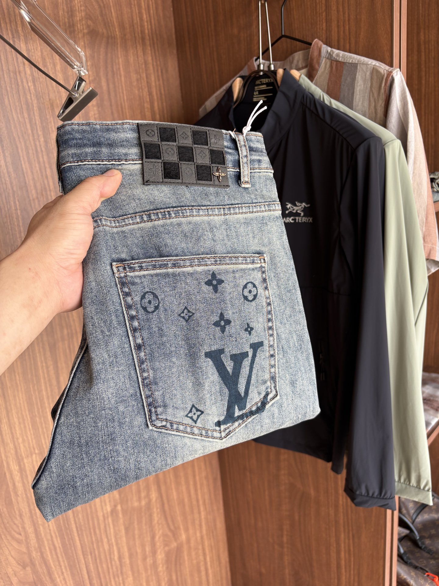 NO:481595,A super stylish jeans, customized original washing denim fabric, unique design, top-grade embroidery craft letter pattern logo, original hardware and auxiliary decoration, an extremely superior jeans, the materials and craftsmanship are extremely luxurious and exquisite, the grade is extremely high, the upper body is handsome and stylish, recommended, 005 yards 29-38 without 35; 37, jeans, alexander wang19860909超级有范儿的一款牛仔裤,定制原版水洗牛仔面料,独特设计,顶级刺绣工艺字母图案logo,原版五金辅料装饰,极为翘楚的一款牛仔裤,用料与工艺都极致奢华精湛,档次极高,上身帅气有型,推荐,005码数29-38没35；37,,jeans,alexander wang,Men's clothing