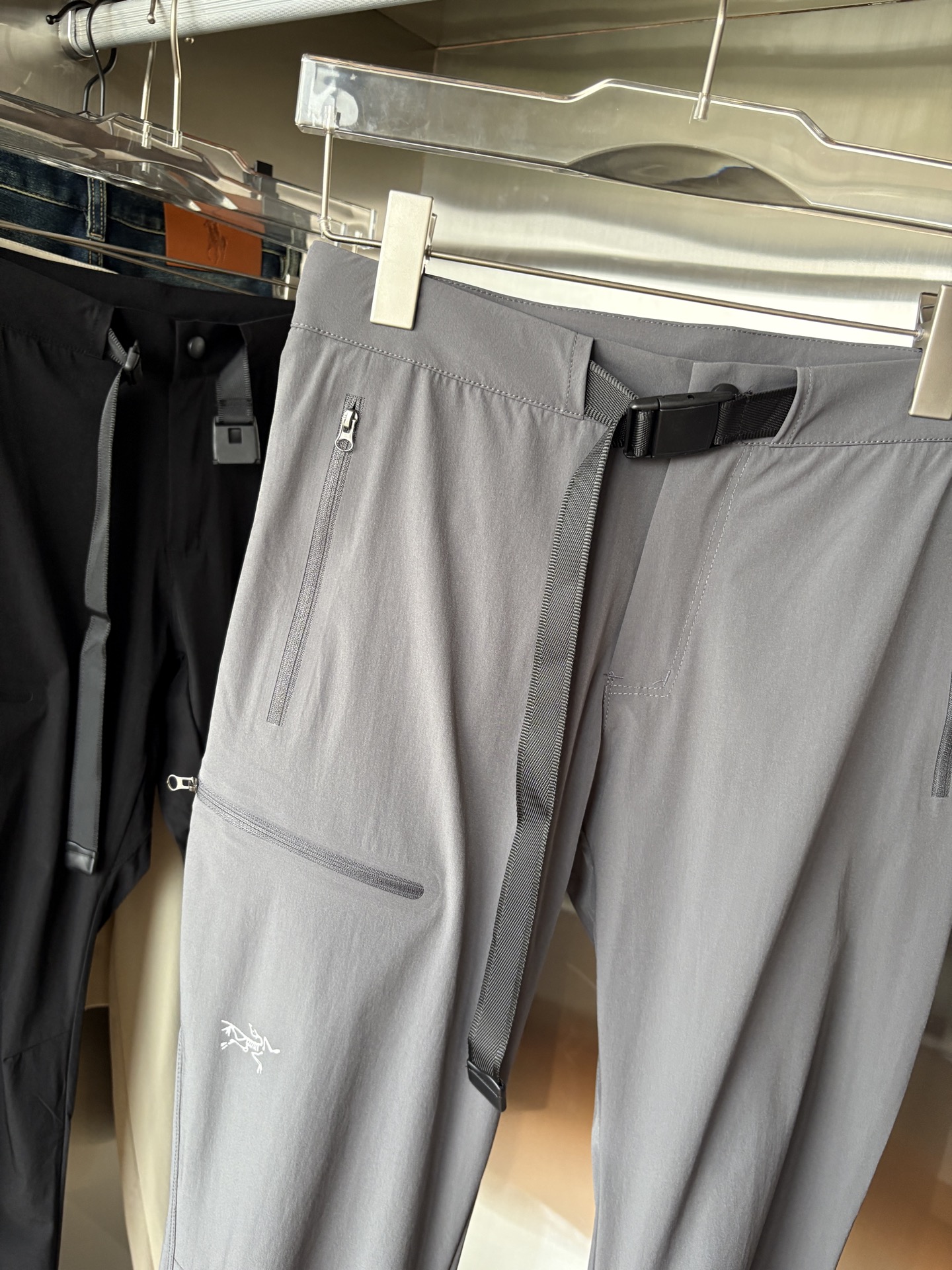  始祖鸟 官网同步 经典户外 工装裤 颜色超级正  海外同步发型 今年流行趋势 进口科技面料 M-3XL