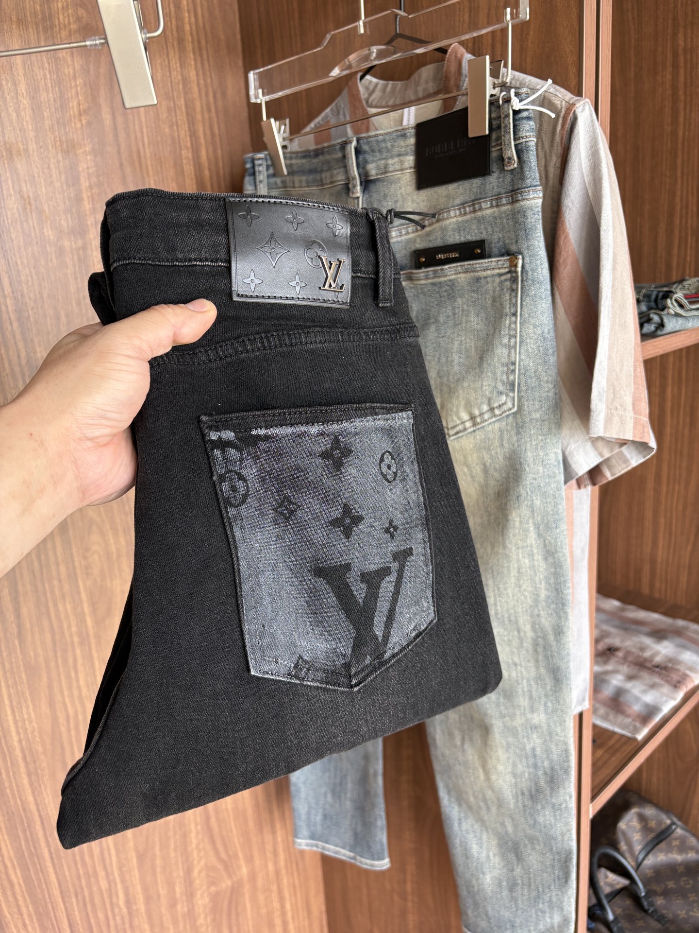 NO:487541,A super stylish jeans, customized original washing denim fabric, unique design, top-grade embroidery craft letter pattern logo, original hardware and auxiliary decoration, an extremely superior jeans, the materials and craftsmanship are extremely luxurious and exquisite, the grade is extremely high, the upper body is handsome and stylish, recommended, 005 yards 29-38 without 35; 37, jeans, alexander wang19860909超级有范儿的一款牛仔裤,定制原版水洗牛仔面料,独特设计,顶级刺绣工艺字母图案logo,原版五金辅料装饰,极为翘楚的一款牛仔裤,用料与工艺都极致奢华精湛,档次极高,上身帅气有型,推荐,005码数29-38没35；37,,jeans,alexander wang,Men's clothing