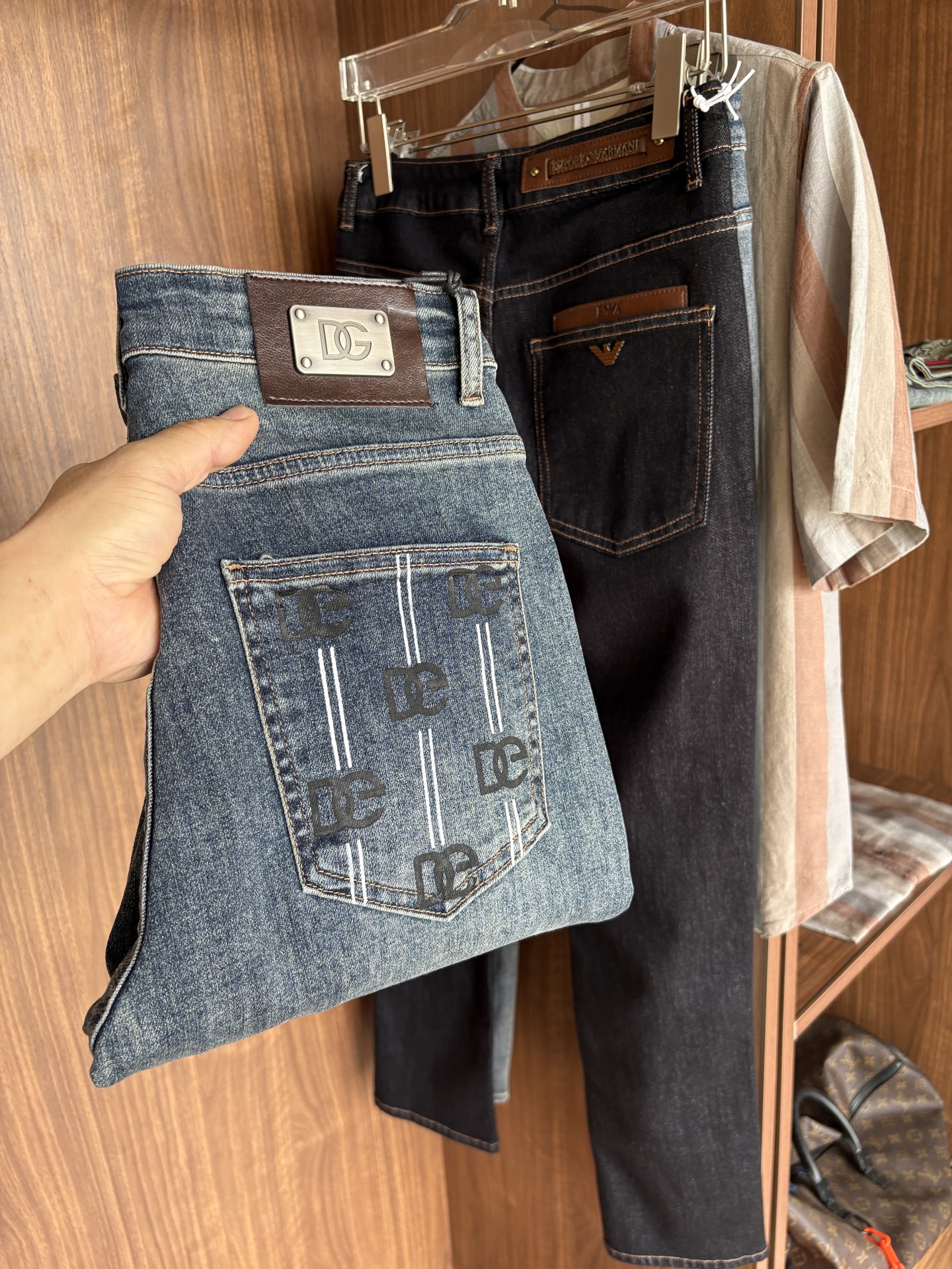 NO:481642,A super stylish jeans, customized original washing denim fabric, unique design, top-grade embroidery craft letter pattern logo, original hardware and auxiliary decoration, an extremely superior jeans, the materials and craftsmanship are extremely luxurious and exquisite, the grade is extremely high, the upper body is handsome and stylish, recommended, 005 yards 29-38 without 35; 37, jeans, alexander wang19860909超级有范儿的一款牛仔裤,定制原版水洗牛仔面料,独特设计,顶级刺绣工艺字母图案logo,原版五金辅料装饰,极为翘楚的一款牛仔裤,用料与工艺都极致奢华精湛,档次极高,上身帅气有型,推荐,005码数29-38没35；37,,jeans,alexander wang,Men's clothing